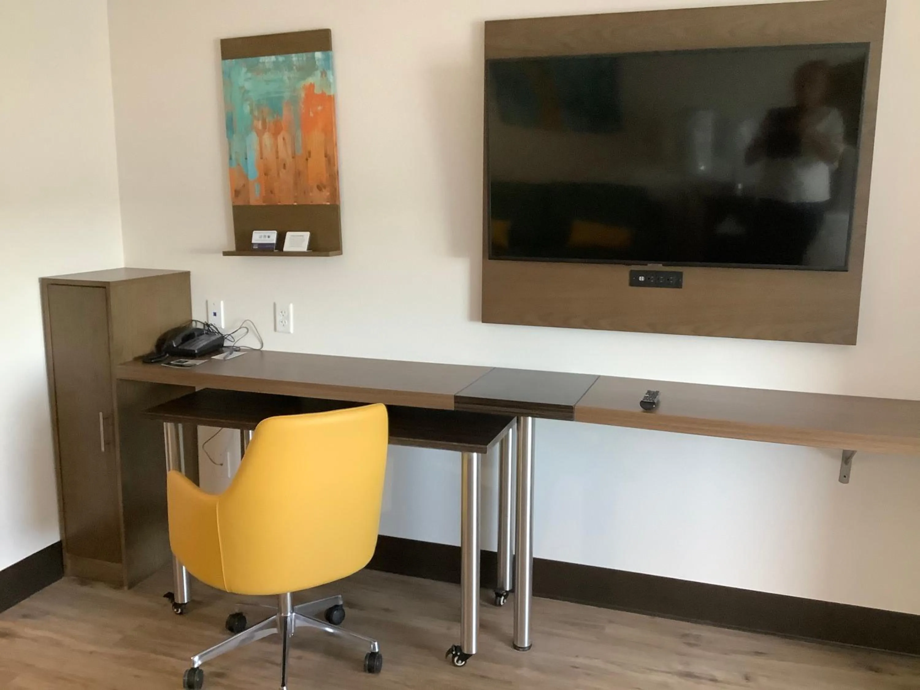 TV and multimedia in MainStay Suites Colorado Springs East - Medical Center Area