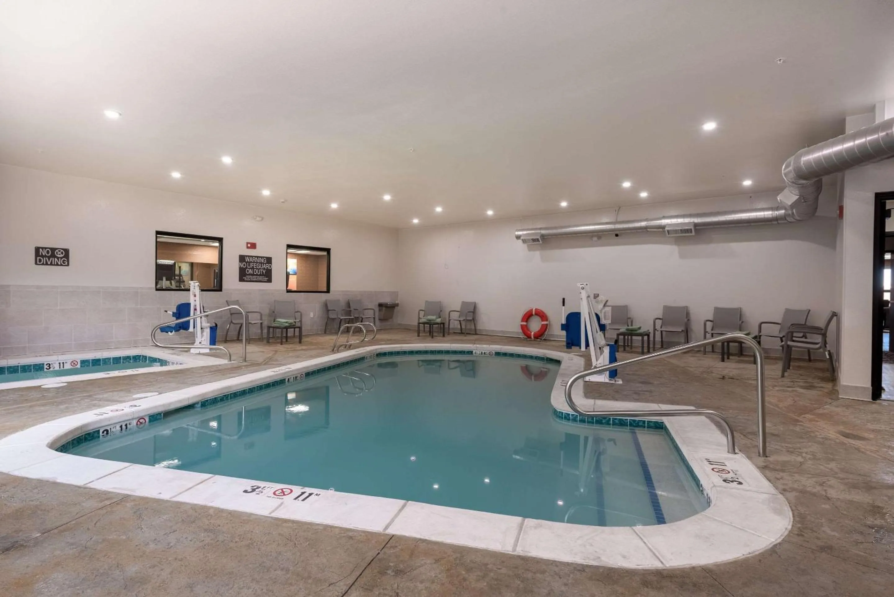 Swimming pool in MainStay Suites Colorado Springs East - Medical Center Area