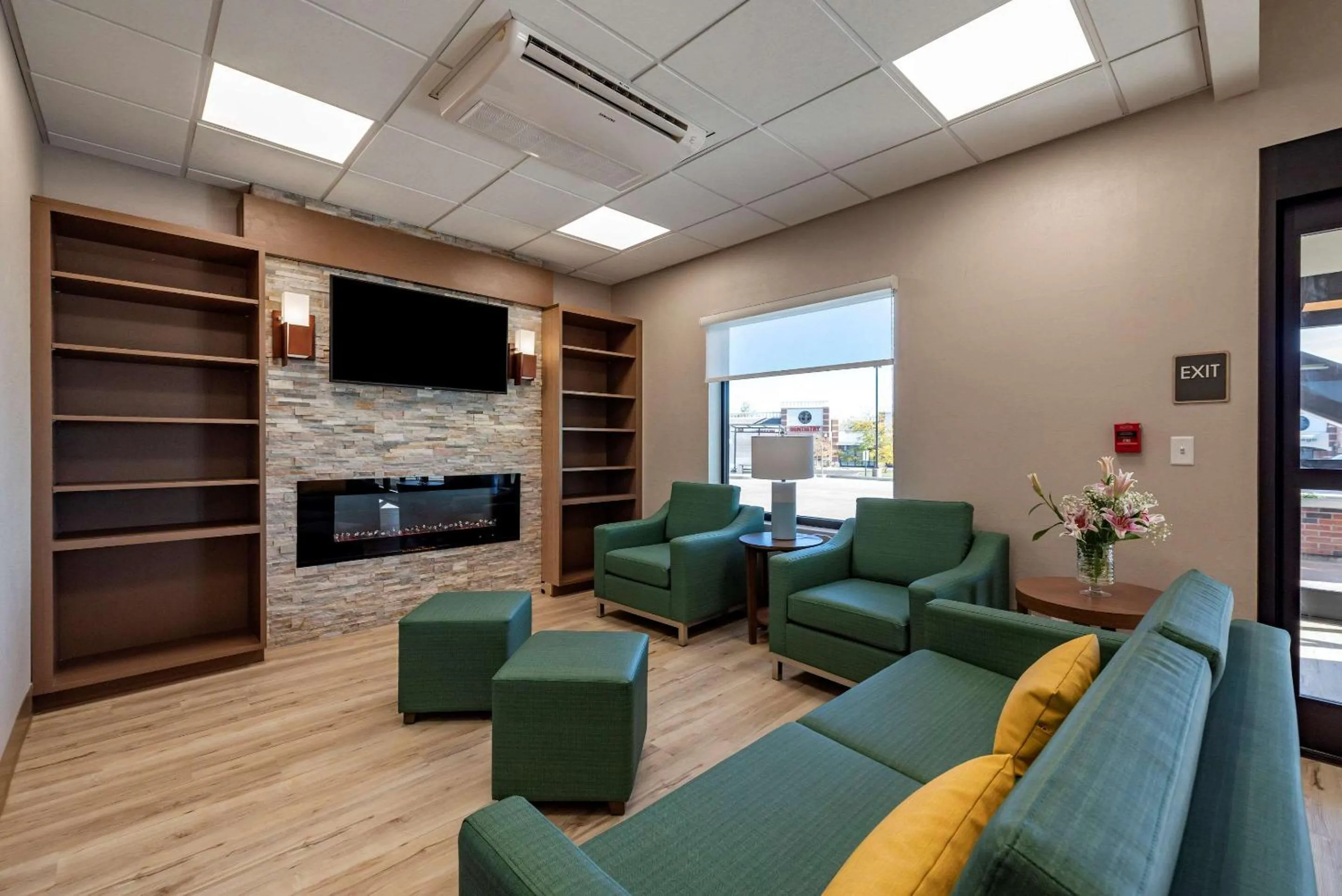 Communal lounge/ TV room in MainStay Suites Colorado Springs East - Medical Center Area