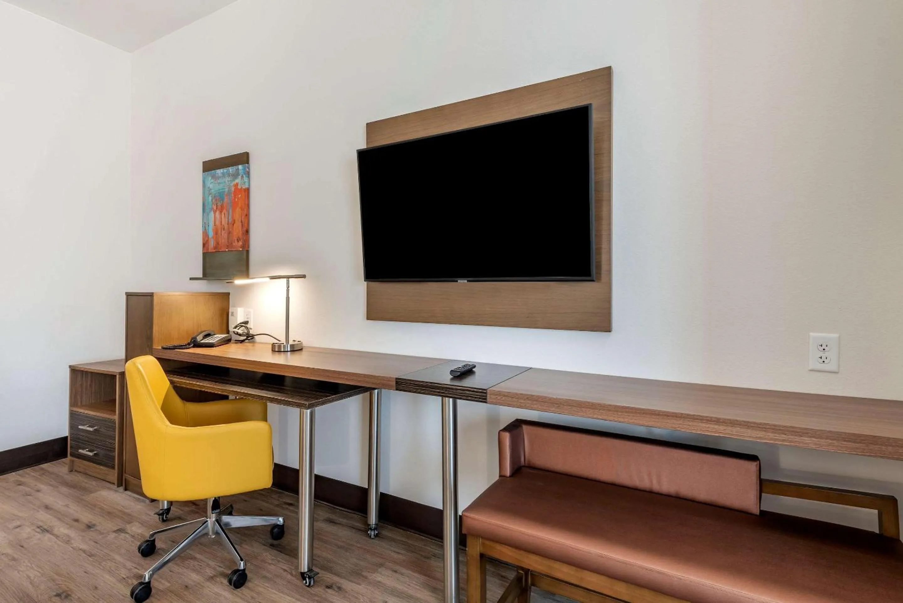 TV and multimedia in MainStay Suites Colorado Springs East - Medical Center Area