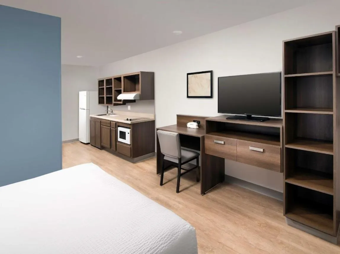 Kitchen or kitchenette, Bed in WoodSpring Suites Harrisburg Linglestown