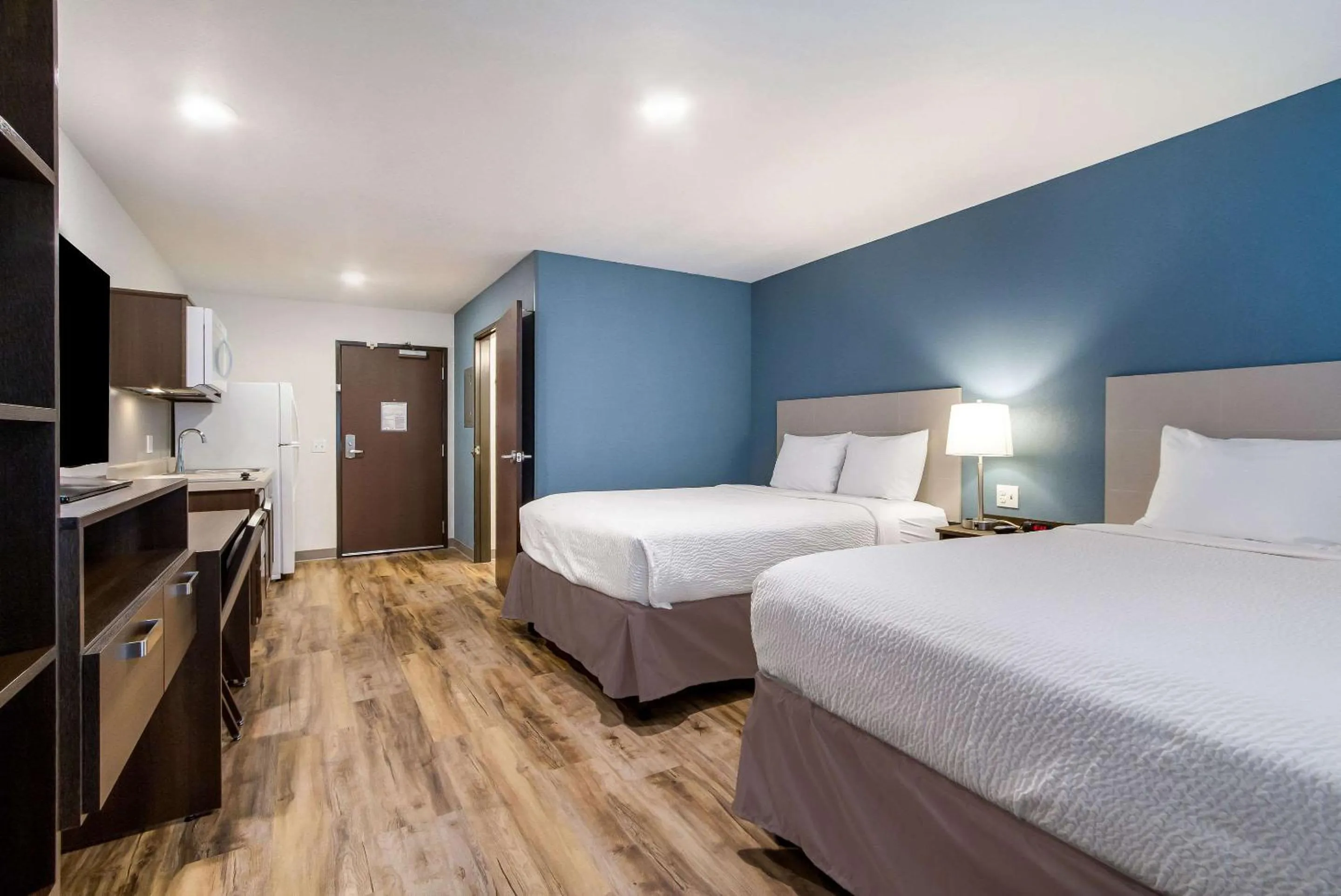 Bedroom, Bed in WoodSpring Suites Harrisburg Linglestown