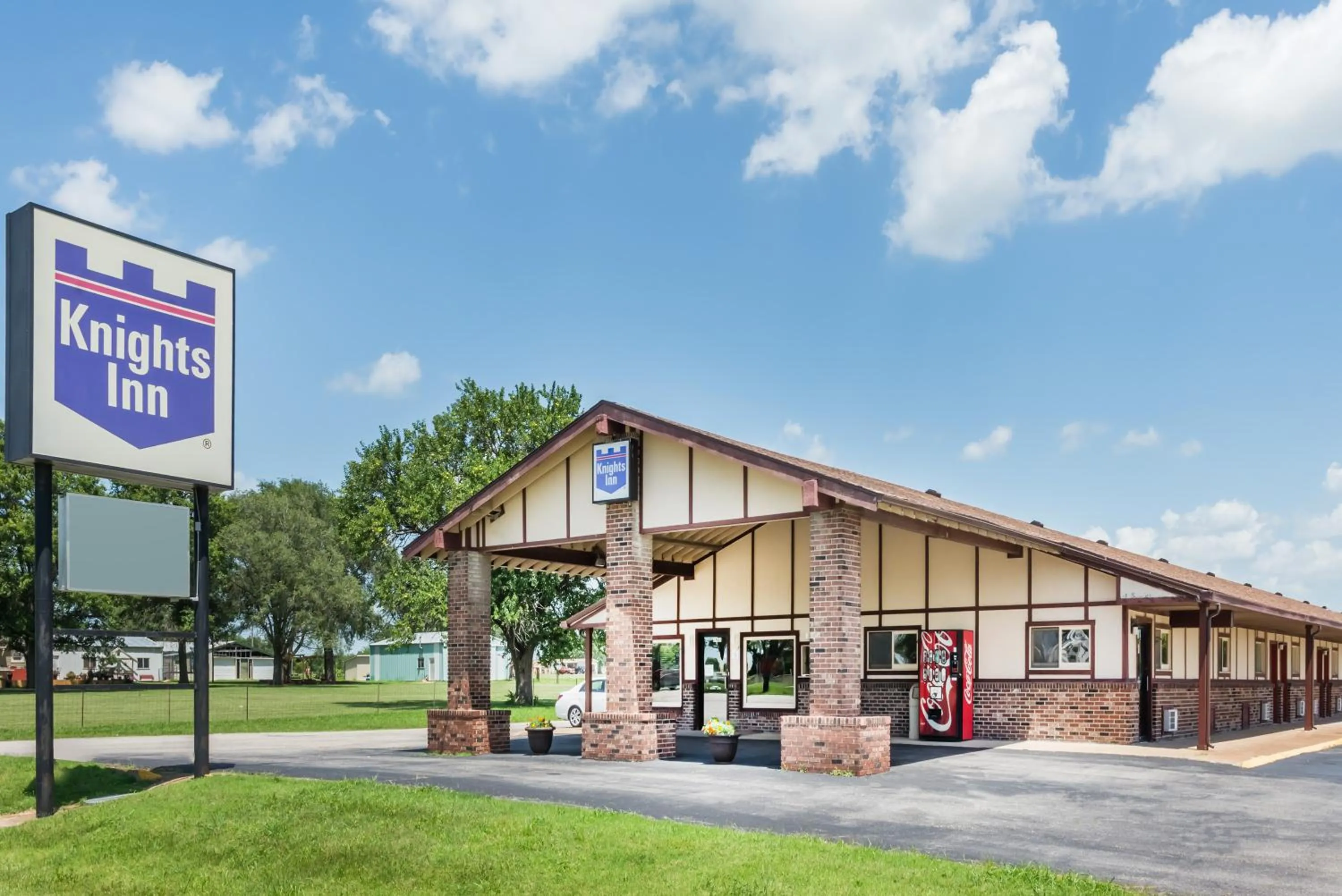 Property building in Knights Inn - Chanute