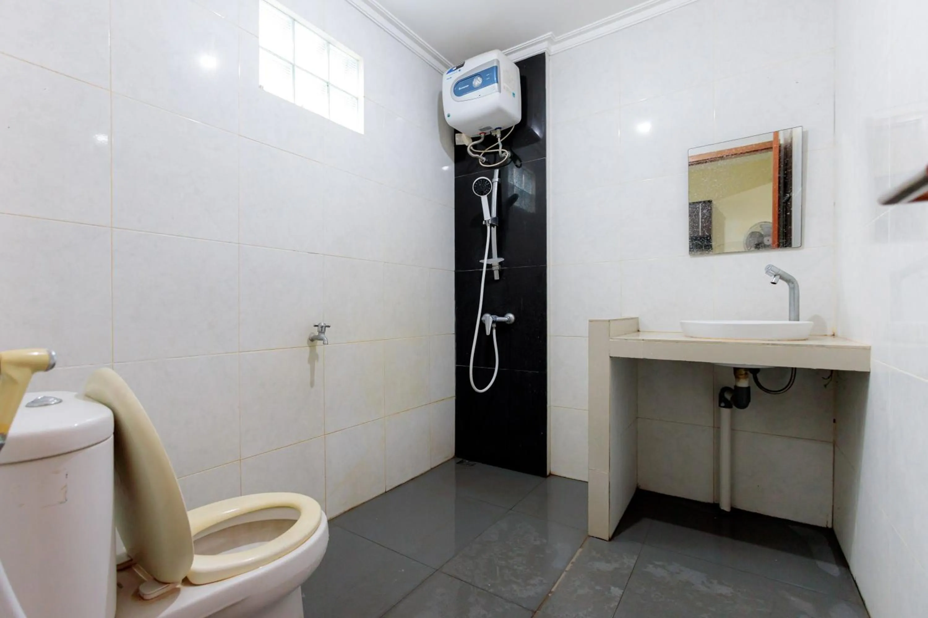 Bathroom in SUPER OYO Collection O 91726 Alif Ab11 Syariah