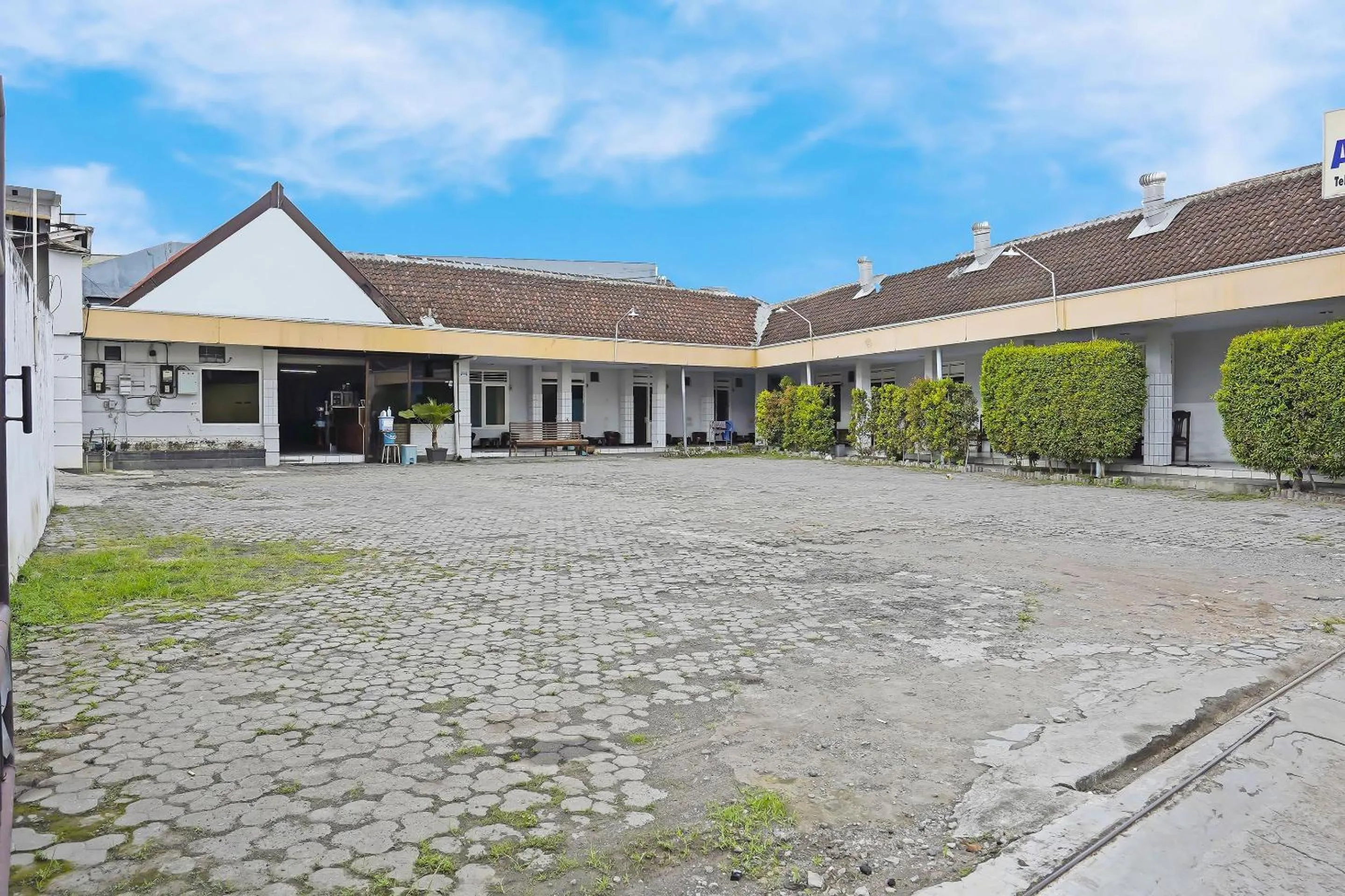 Facade/entrance in Hotel O Anugerah