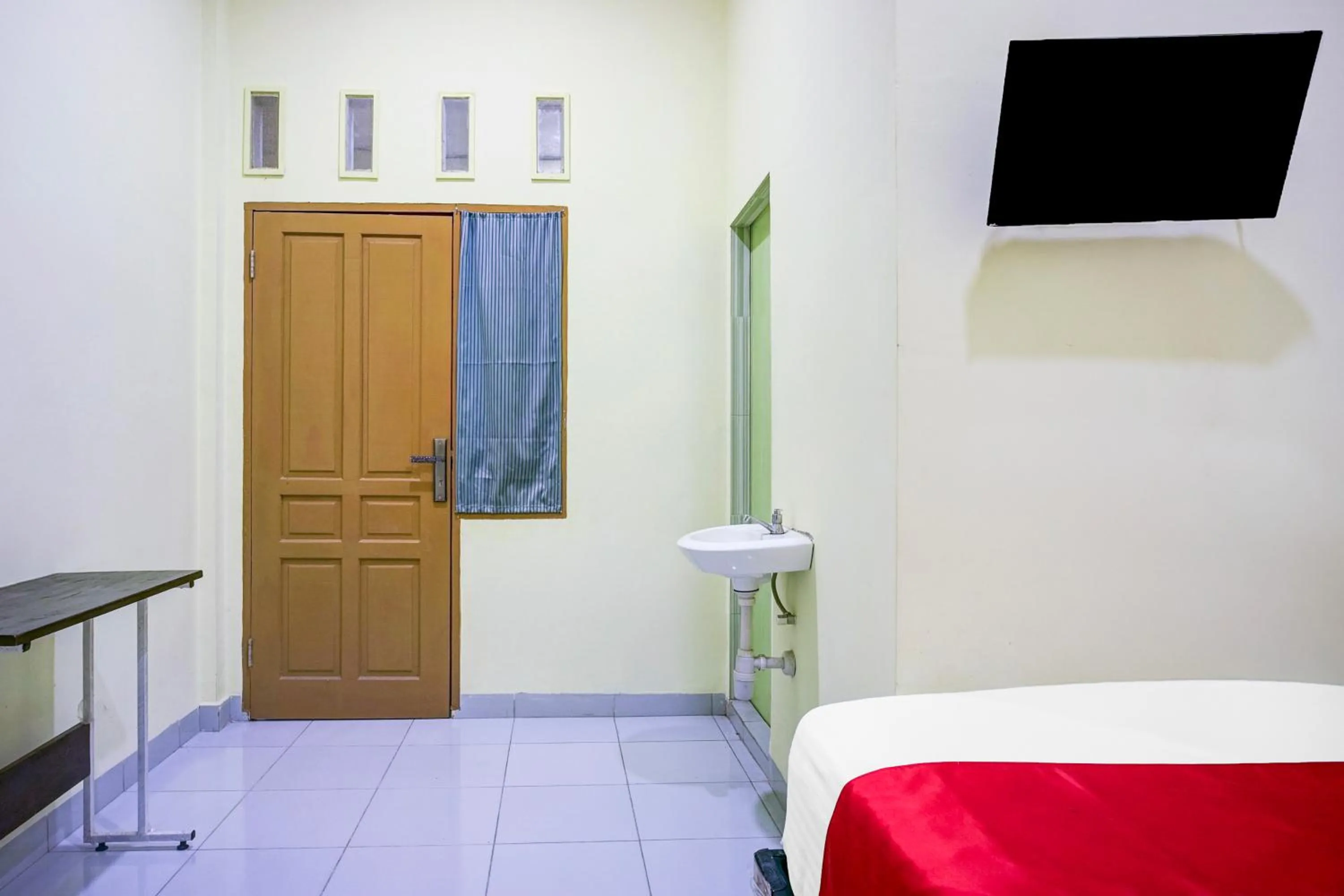 Bedroom, Bed in Hotel O Balige City Near Tugu Juara Monang