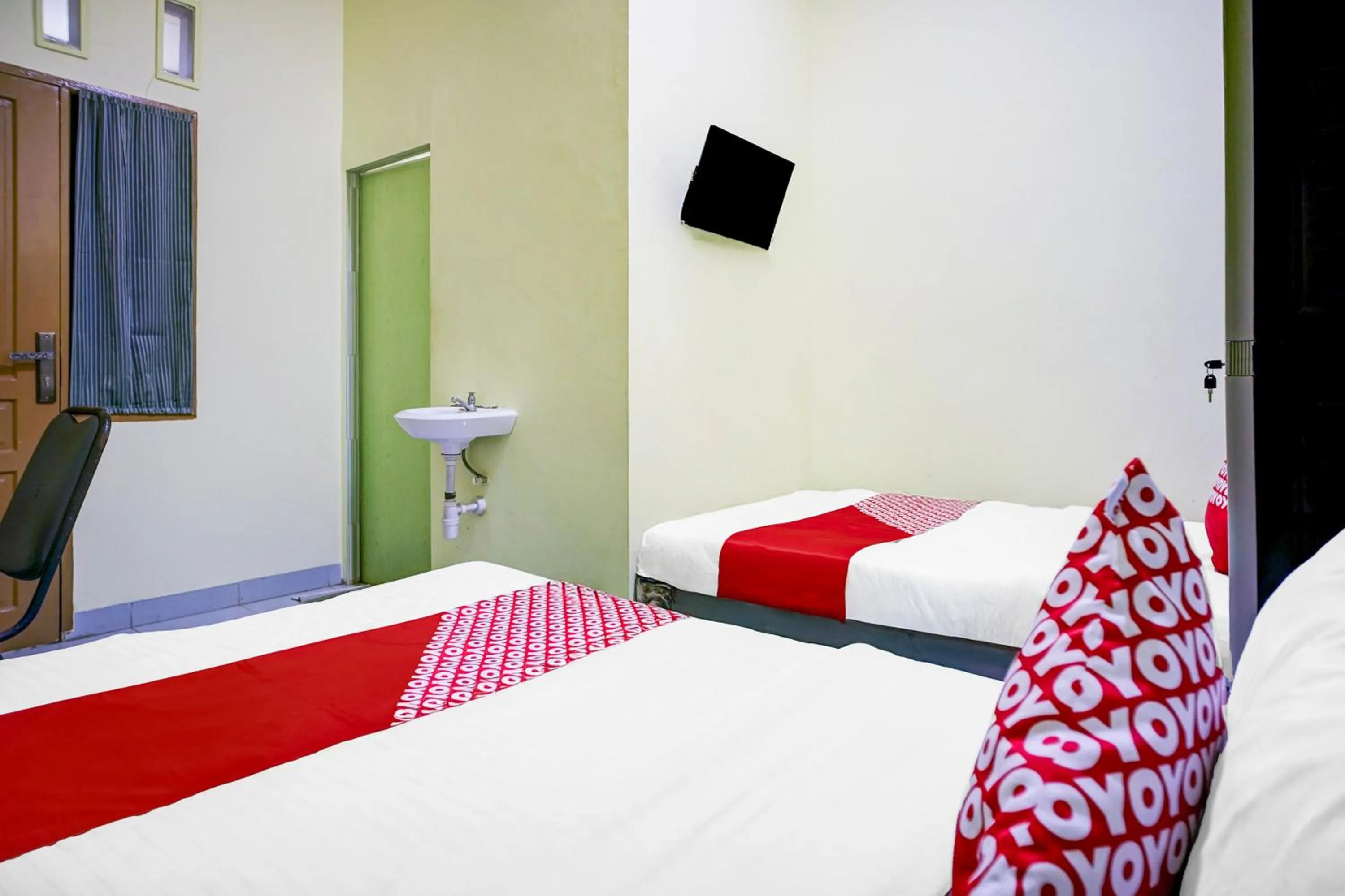 Bedroom, Bed in Hotel O Balige City Near Tugu Juara Monang