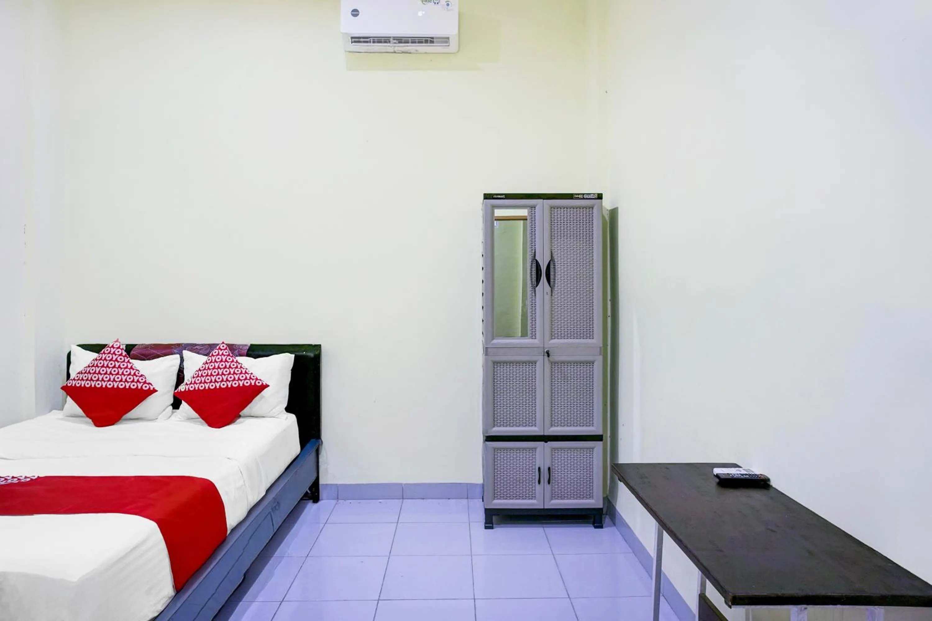 Bedroom, Bed in Hotel O Balige City Near Tugu Juara Monang