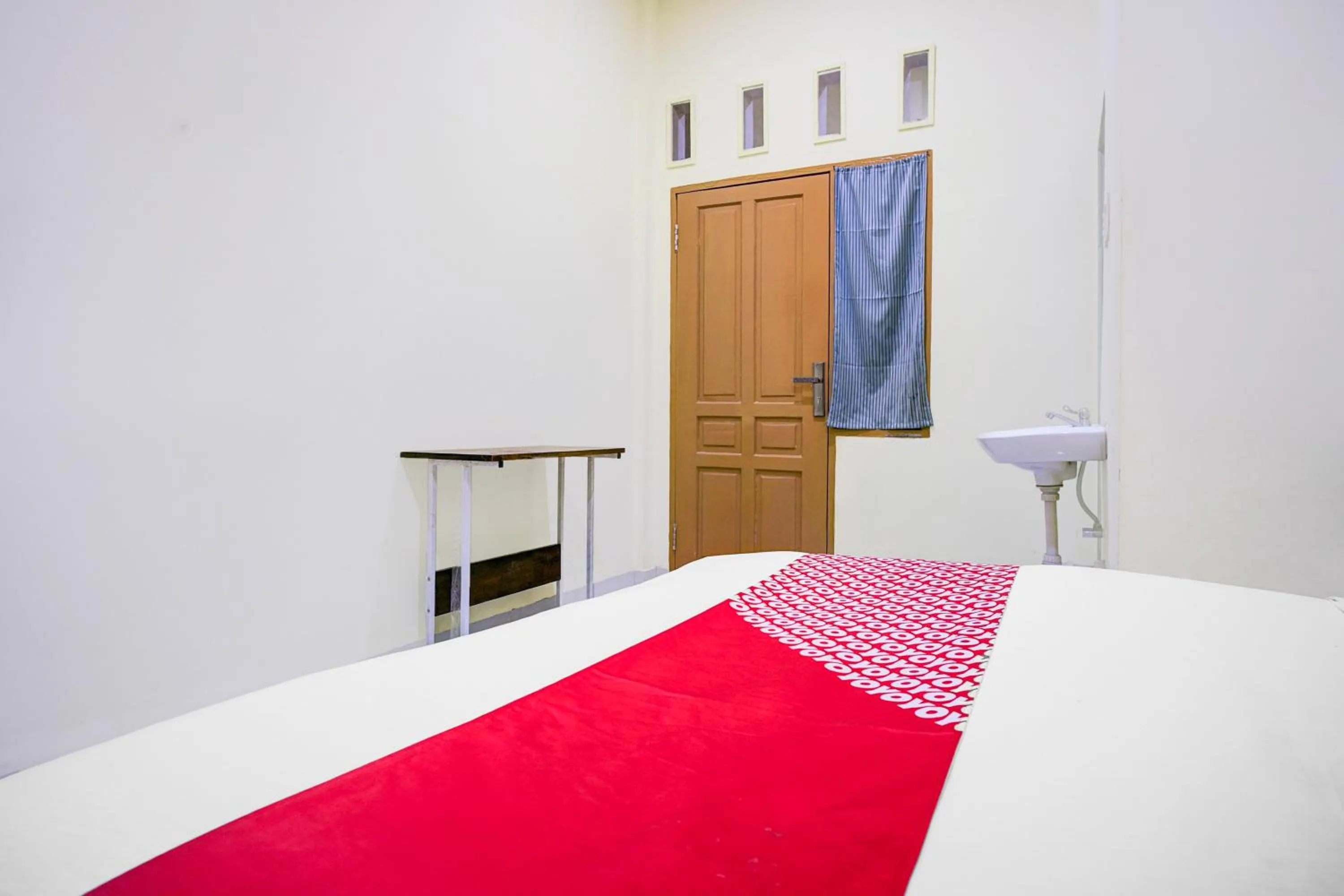 Bedroom, Bed in Hotel O Balige City Near Tugu Juara Monang