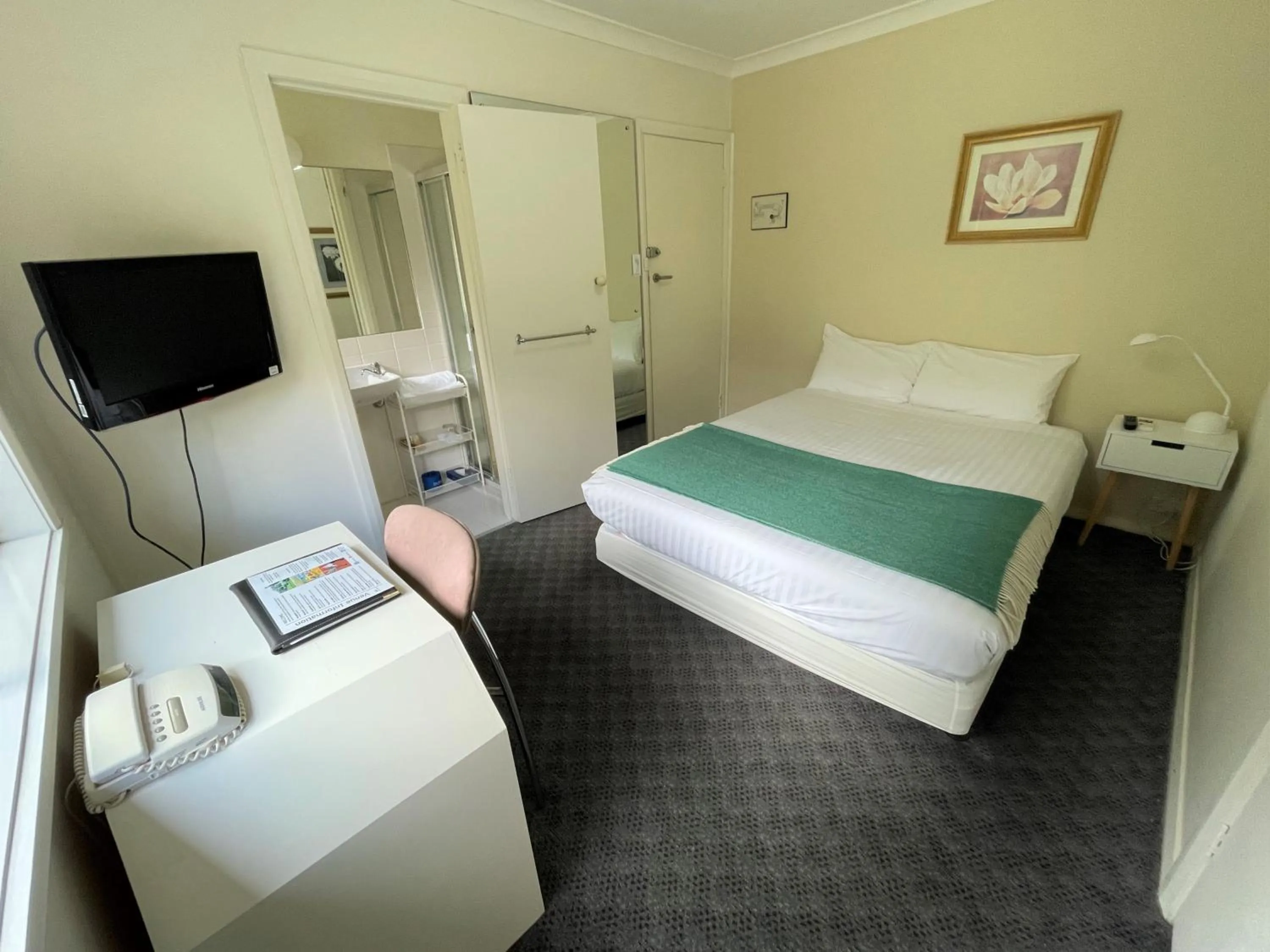 Communal lounge/ TV room, Bed in Panorama Retreat & Resort