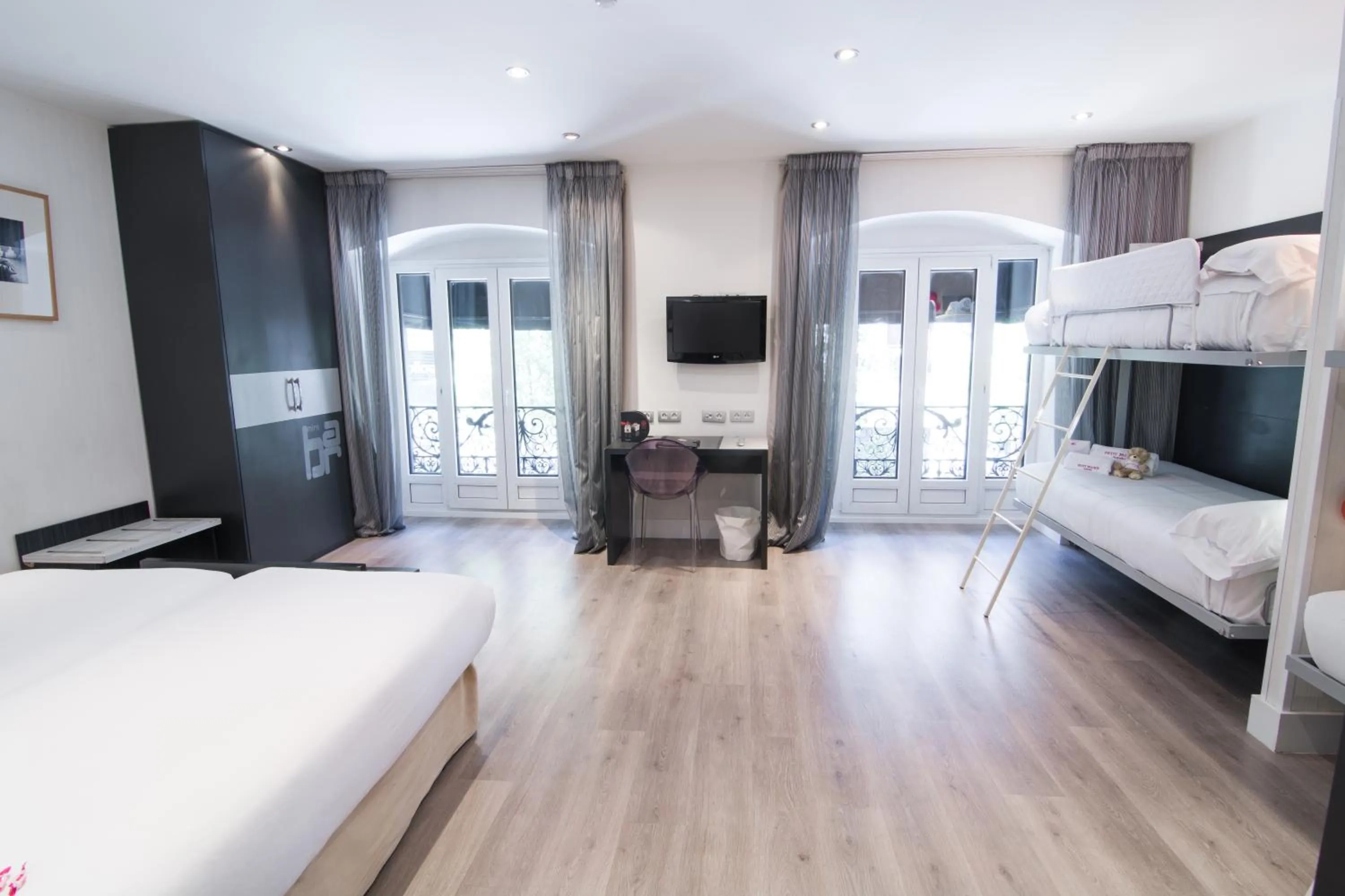 bunk bed, Bed in Petit Palace Arenal