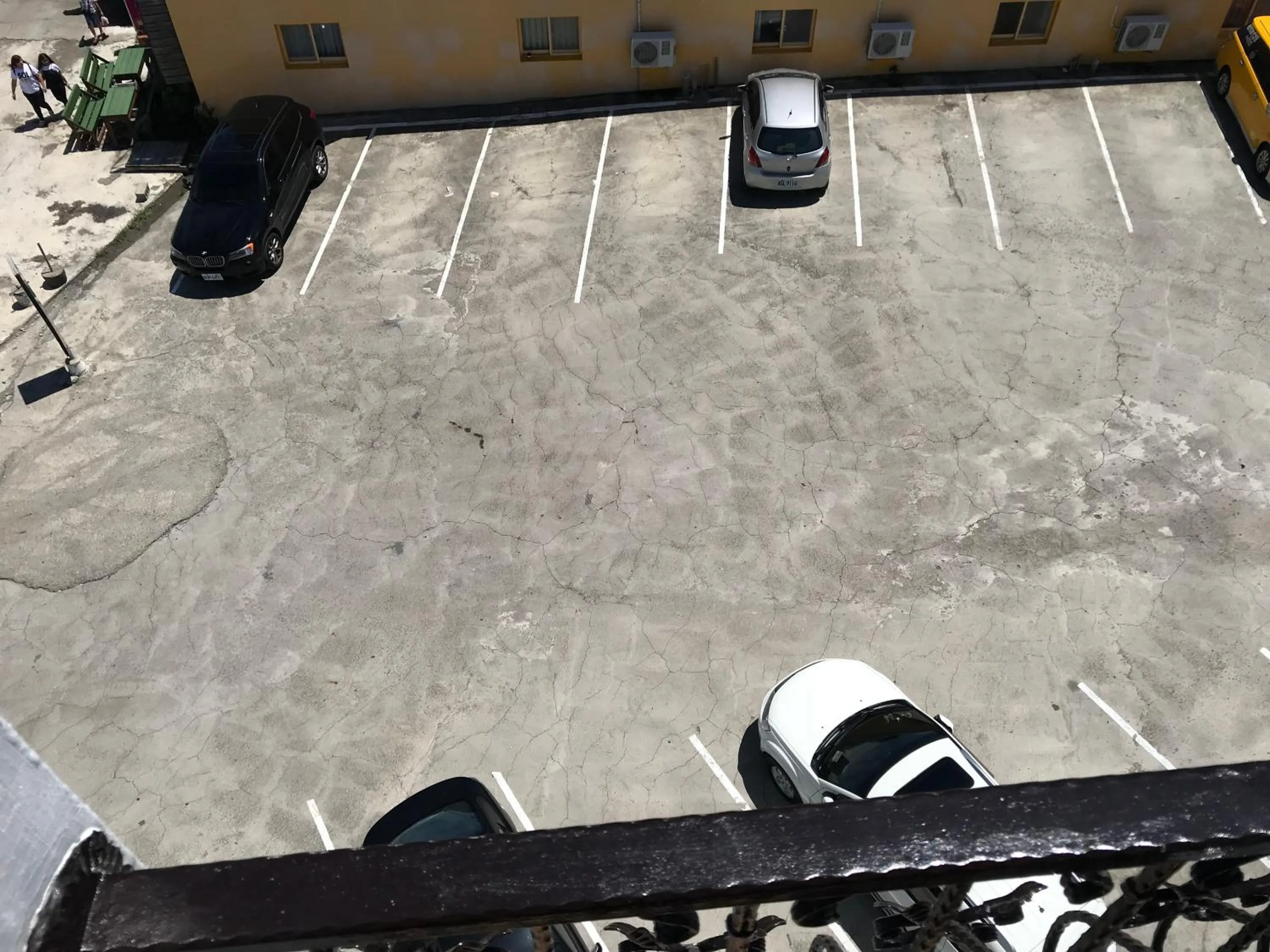 Parking in Seashell Bay 墾丁貝殼灣