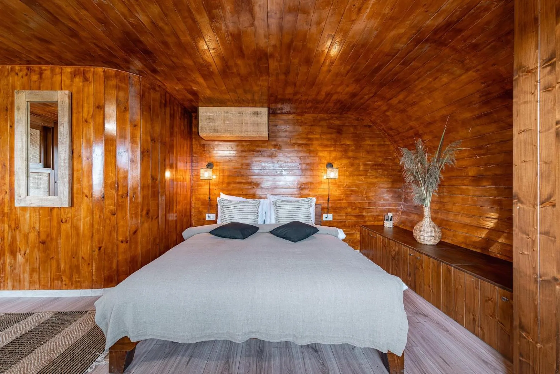 Bed in Razelm Luxury Resort