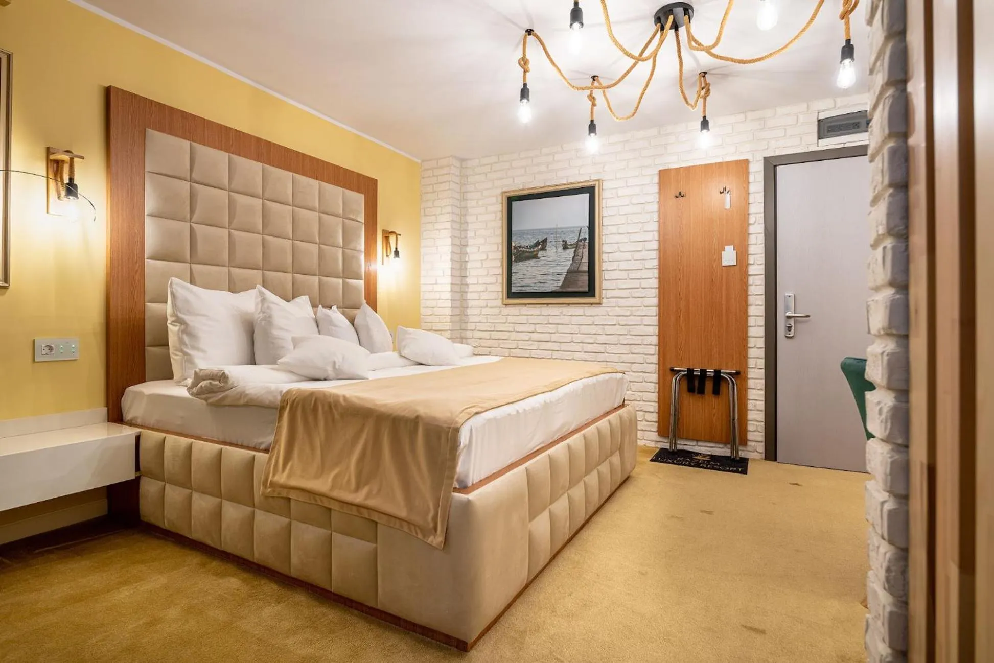 Photo of the whole room, Bed in Razelm Luxury Resort