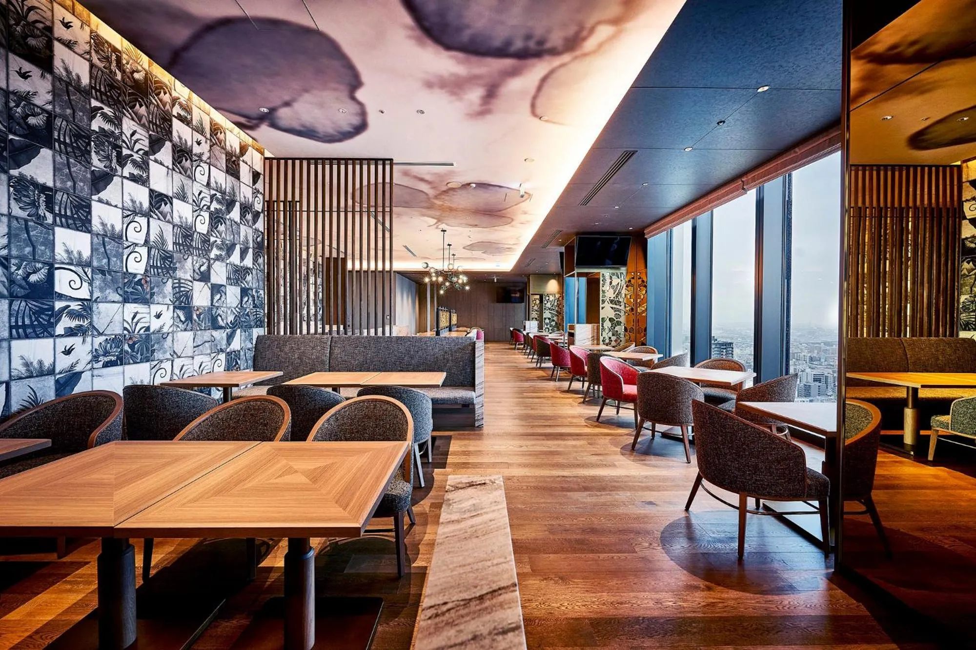 Lounge or bar in Centara Grand Hotel Osaka