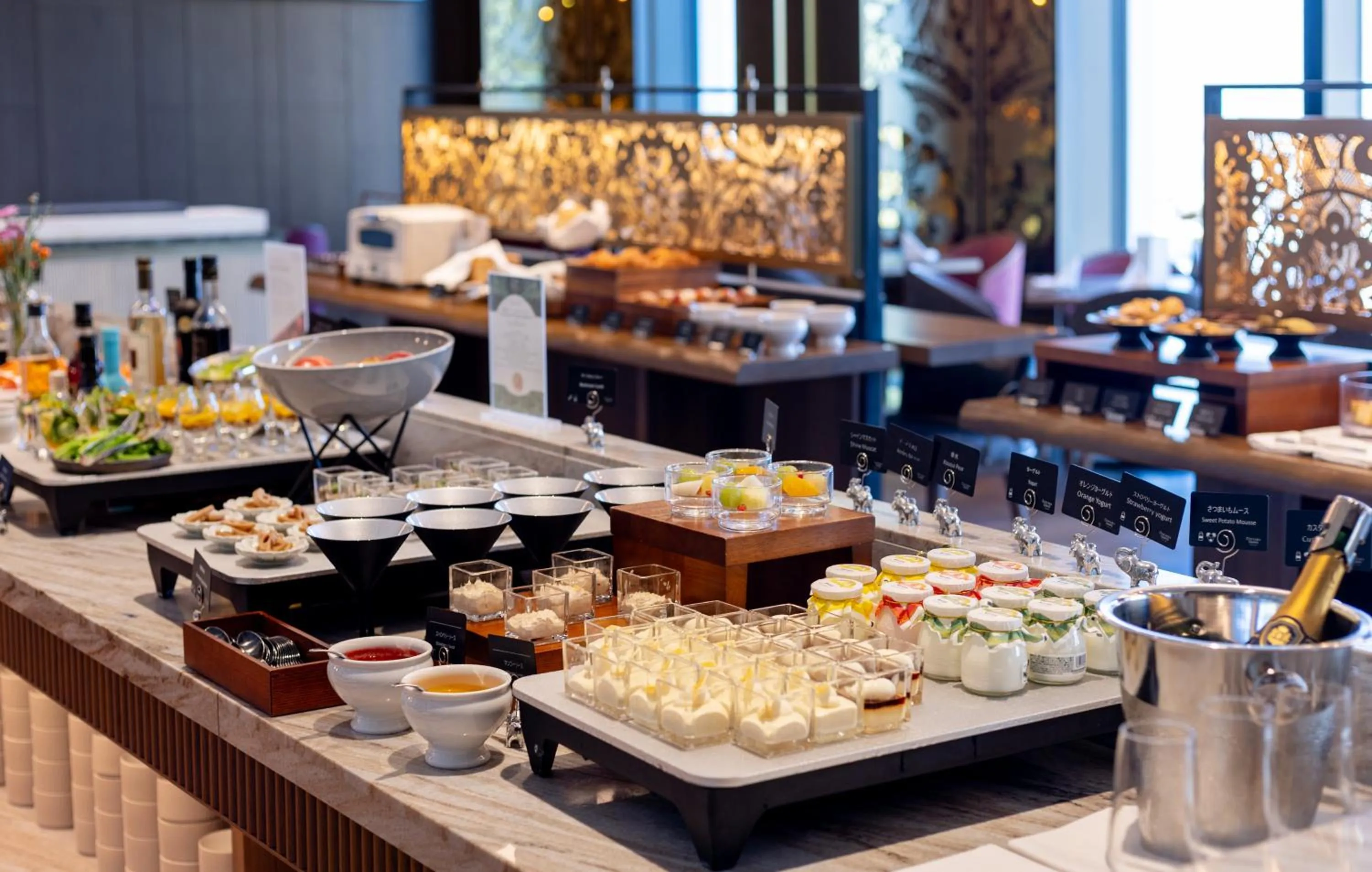 Lounge or bar in Centara Grand Hotel Osaka