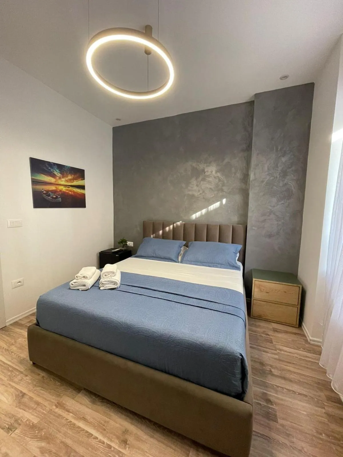 Photo of the whole room, Bed in Peaky Hotel