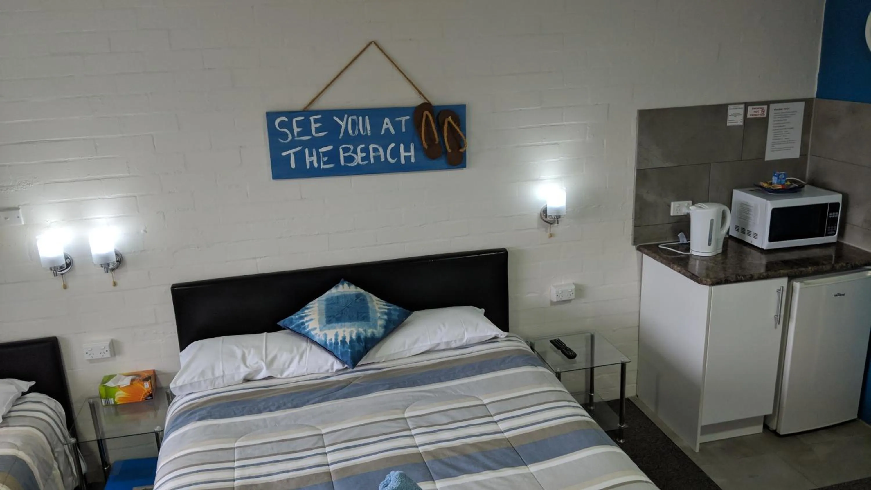 Photo of the whole room, Bed in Harrington Village Motel