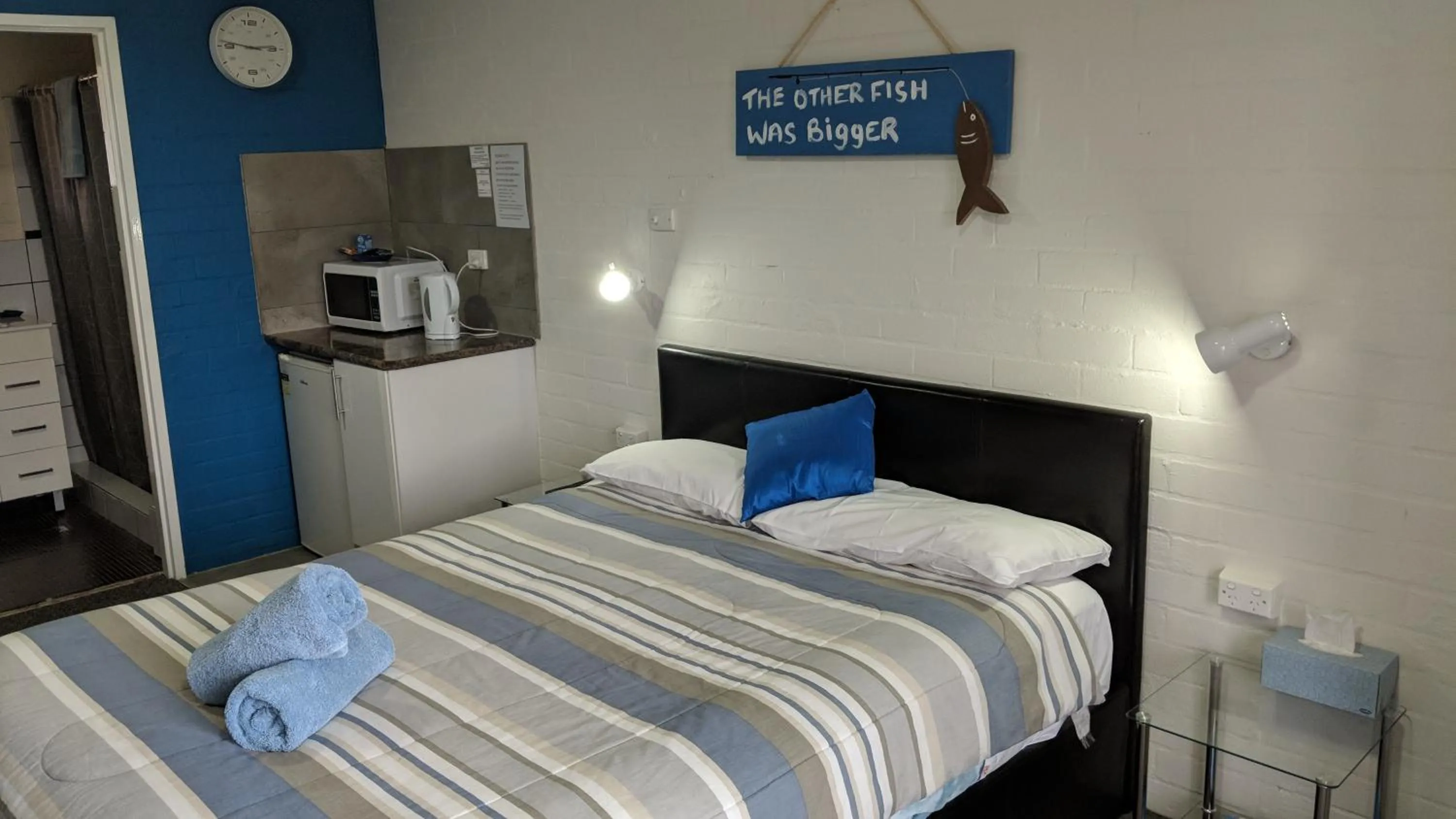 Kitchen or kitchenette, Bed in Harrington Village Motel