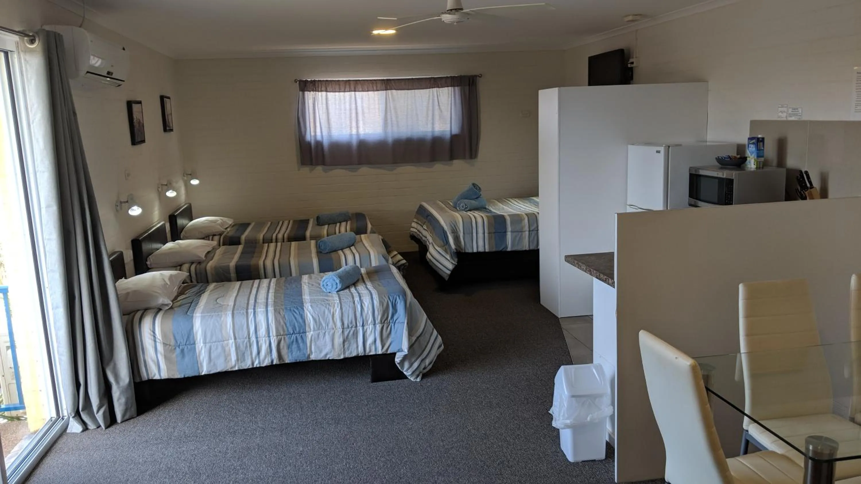 Photo of the whole room, Bed in Harrington Village Motel