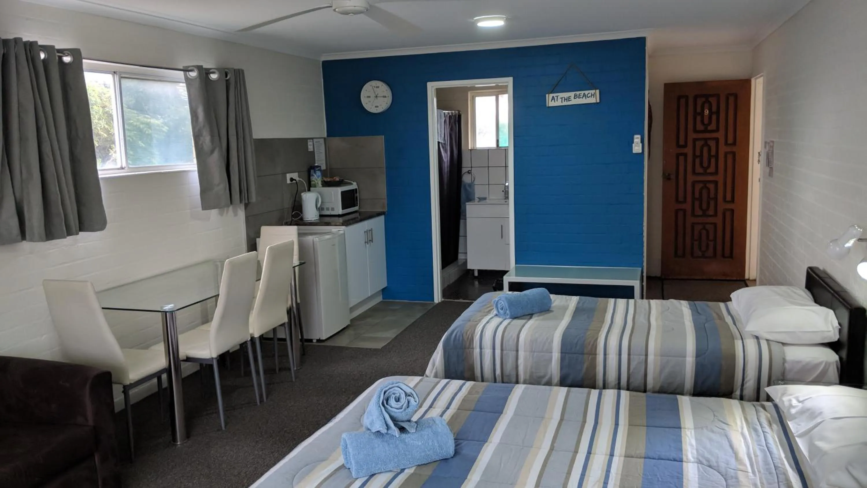 Photo of the whole room, Bed in Harrington Village Motel