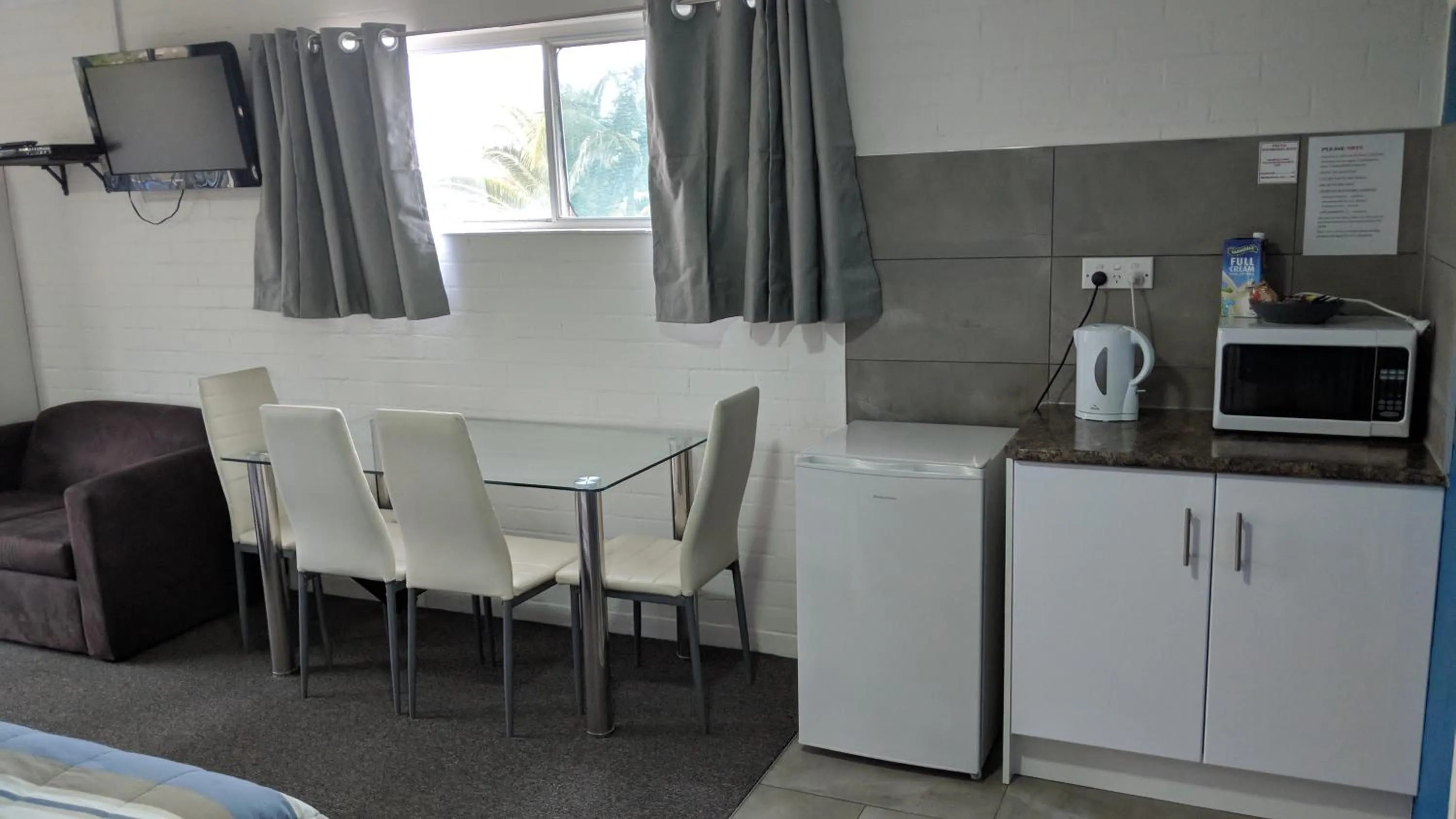 Kitchen or kitchenette in Harrington Village Motel