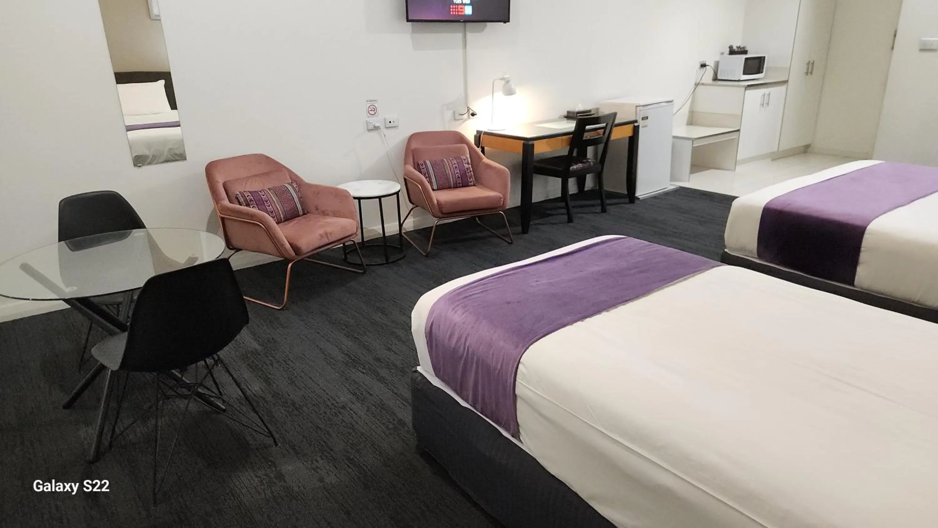 Seating area, Bed in The Grand Motel