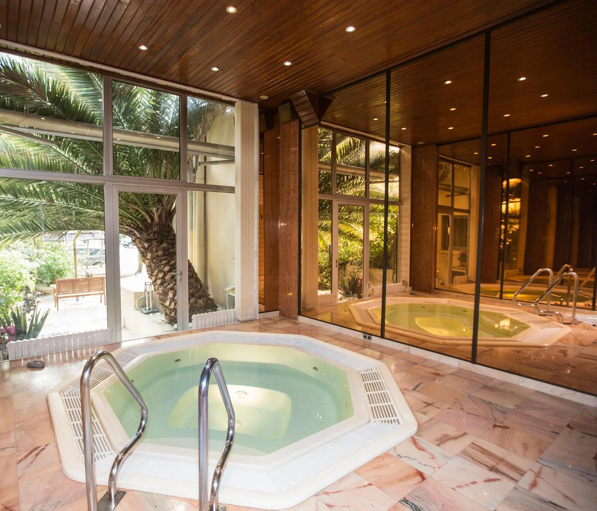 Hot Tub in Arc Hôtel Sur Mer