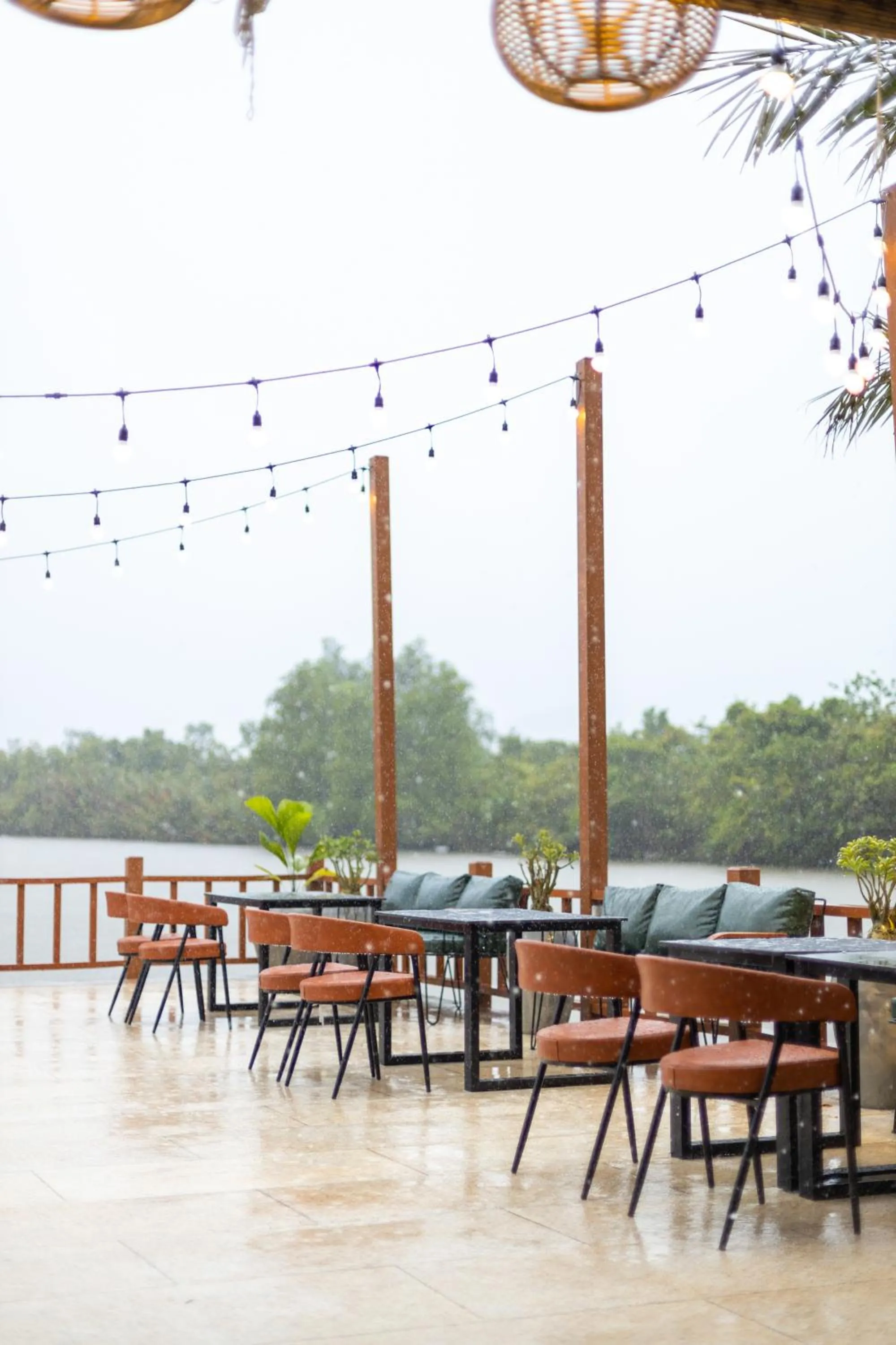 Restaurant/places to eat in SS Villa & Resort