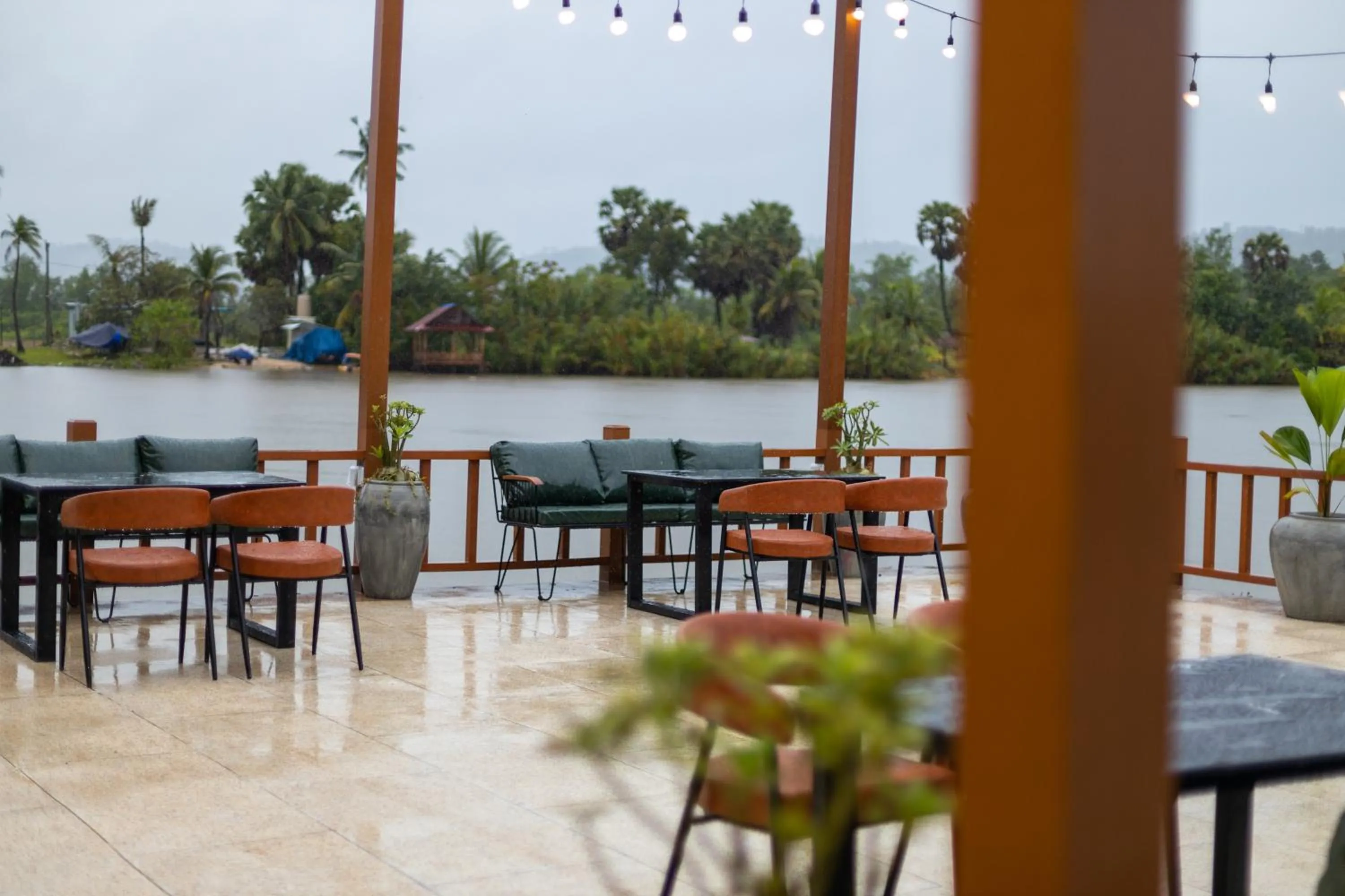 Restaurant/places to eat in SS Villa & Resort