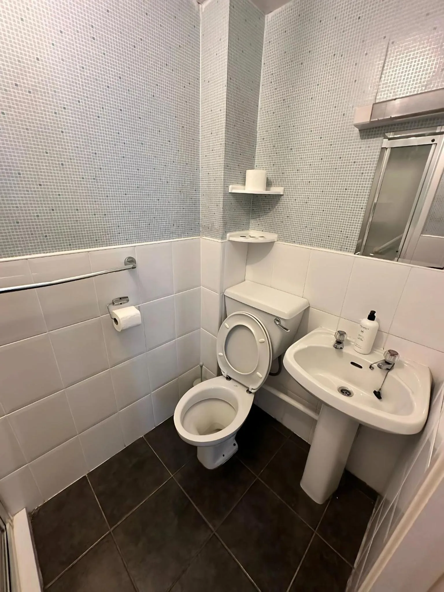 Bathroom in Granby Hotel