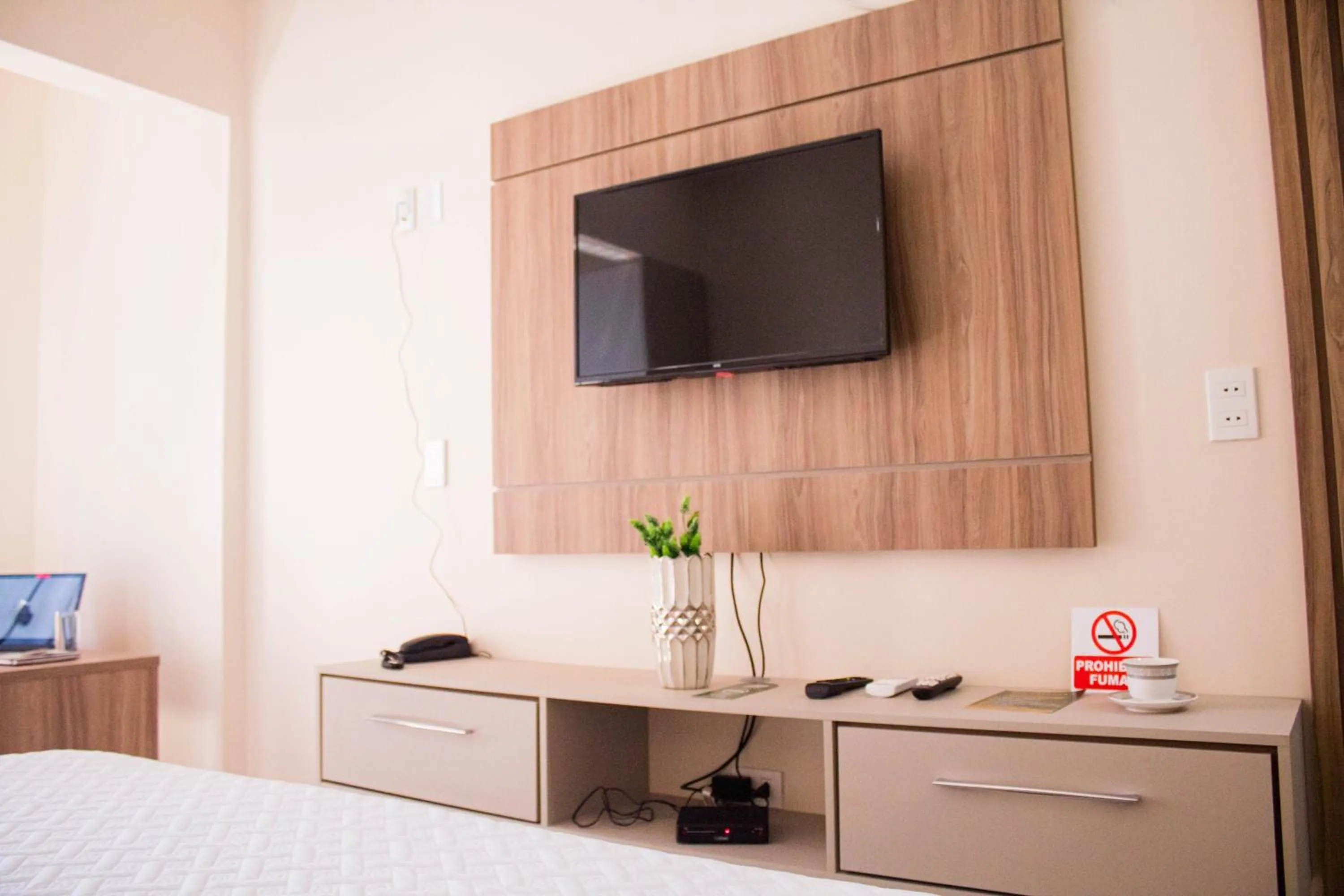 Communal lounge/ TV room, Bed in Liebling Hotel Ciudad del Este