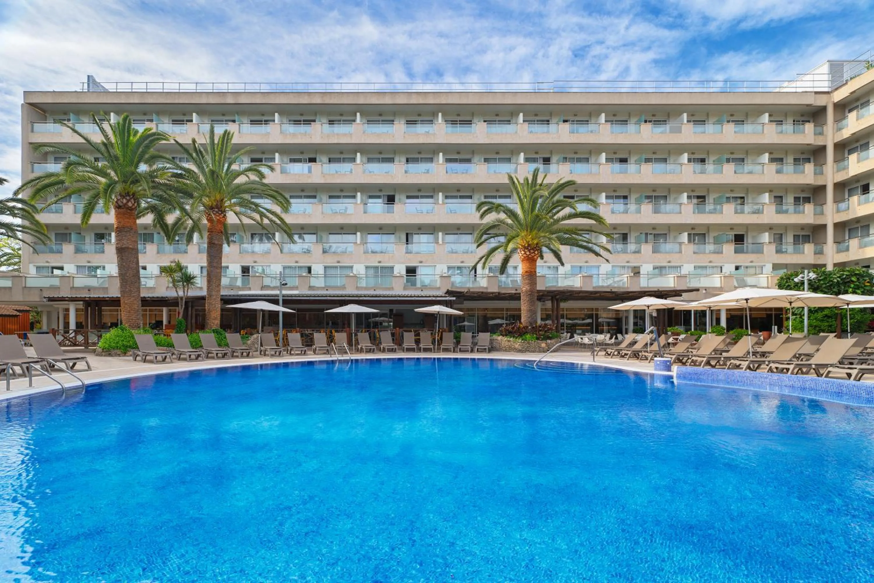 Swimming pool in H10 Vintage Salou - Adults Only