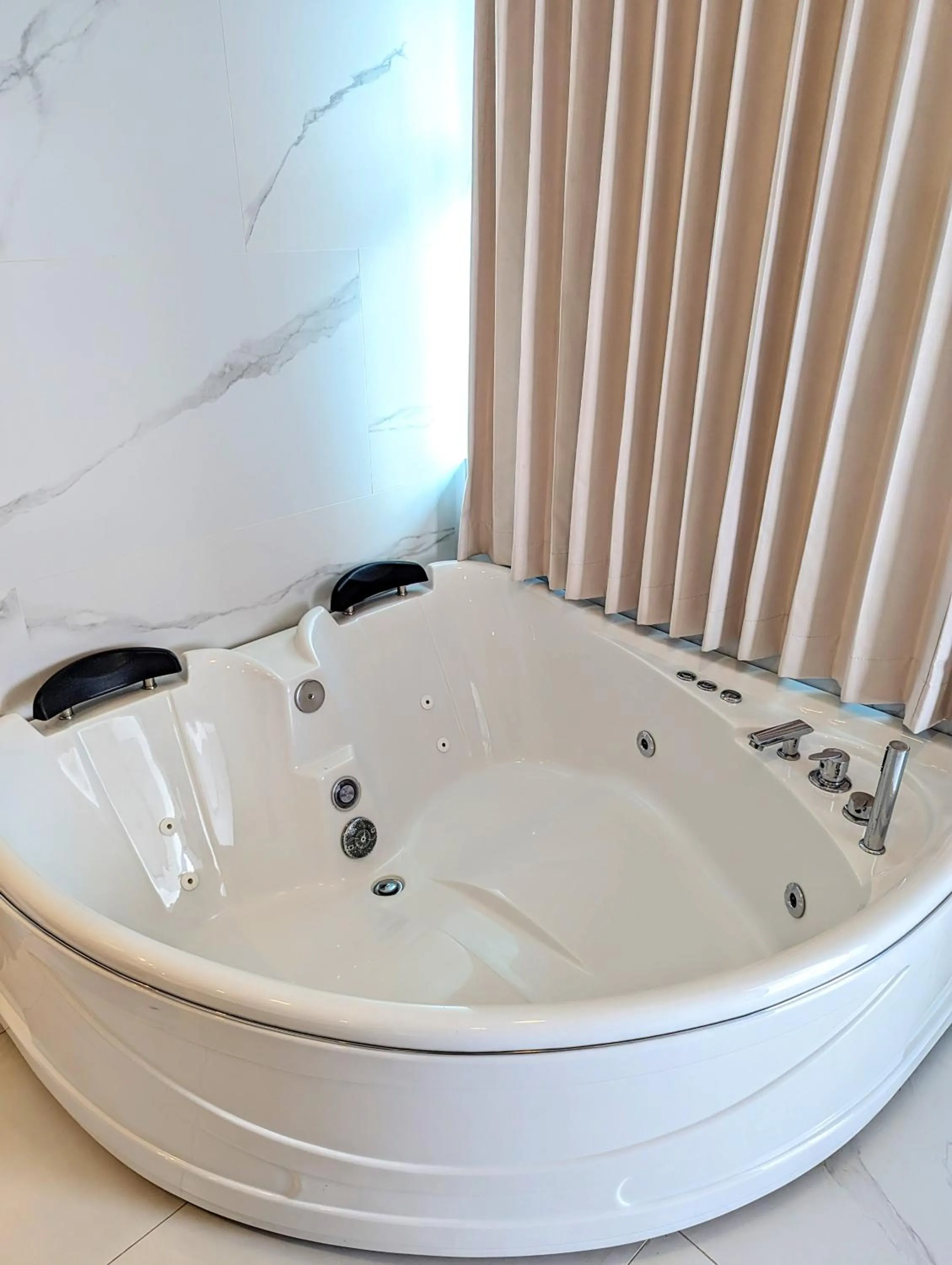 Hot Tub in Hotel Cayuga