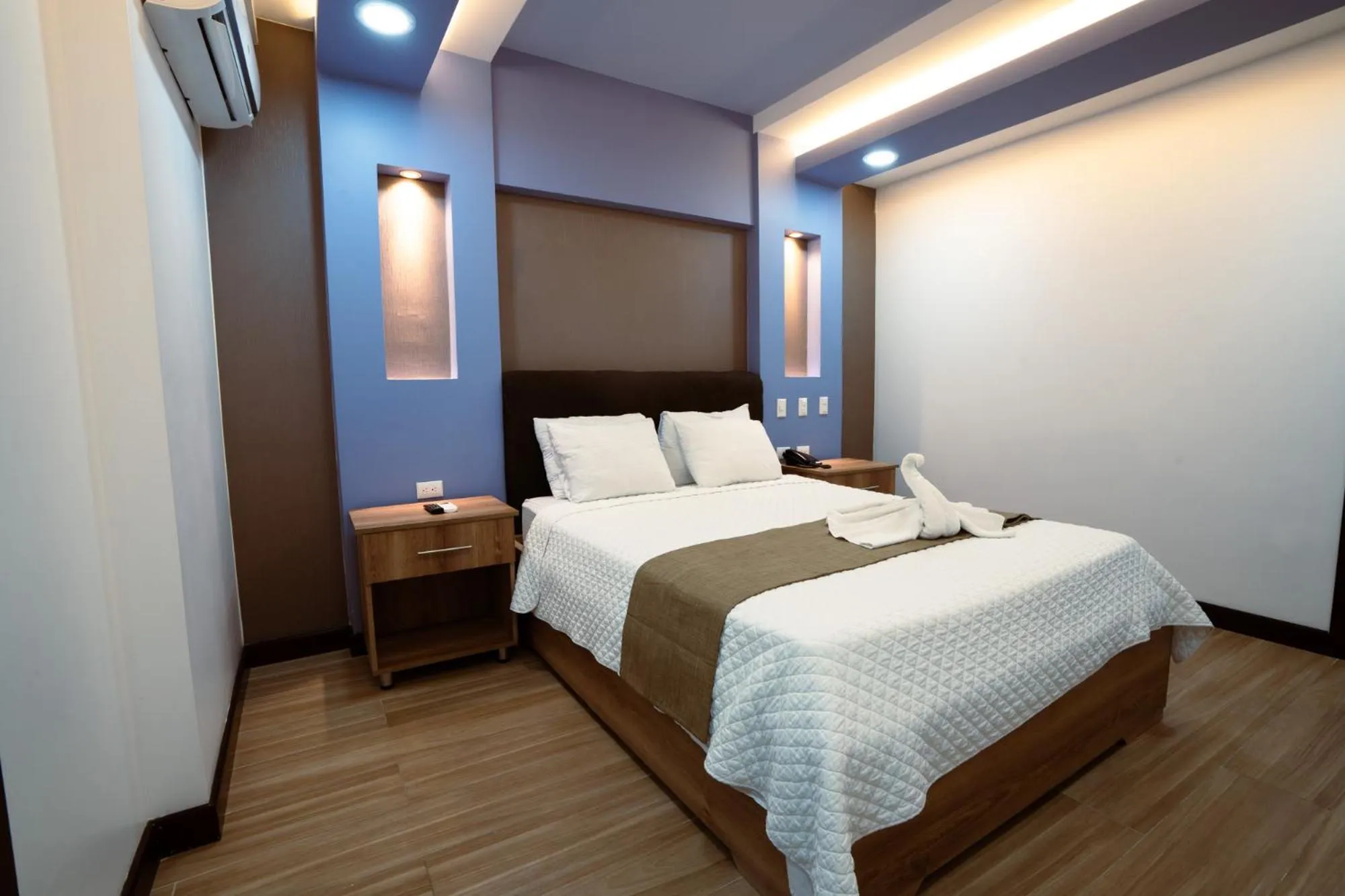 Photo of the whole room, Bed in Hotel Cayuga