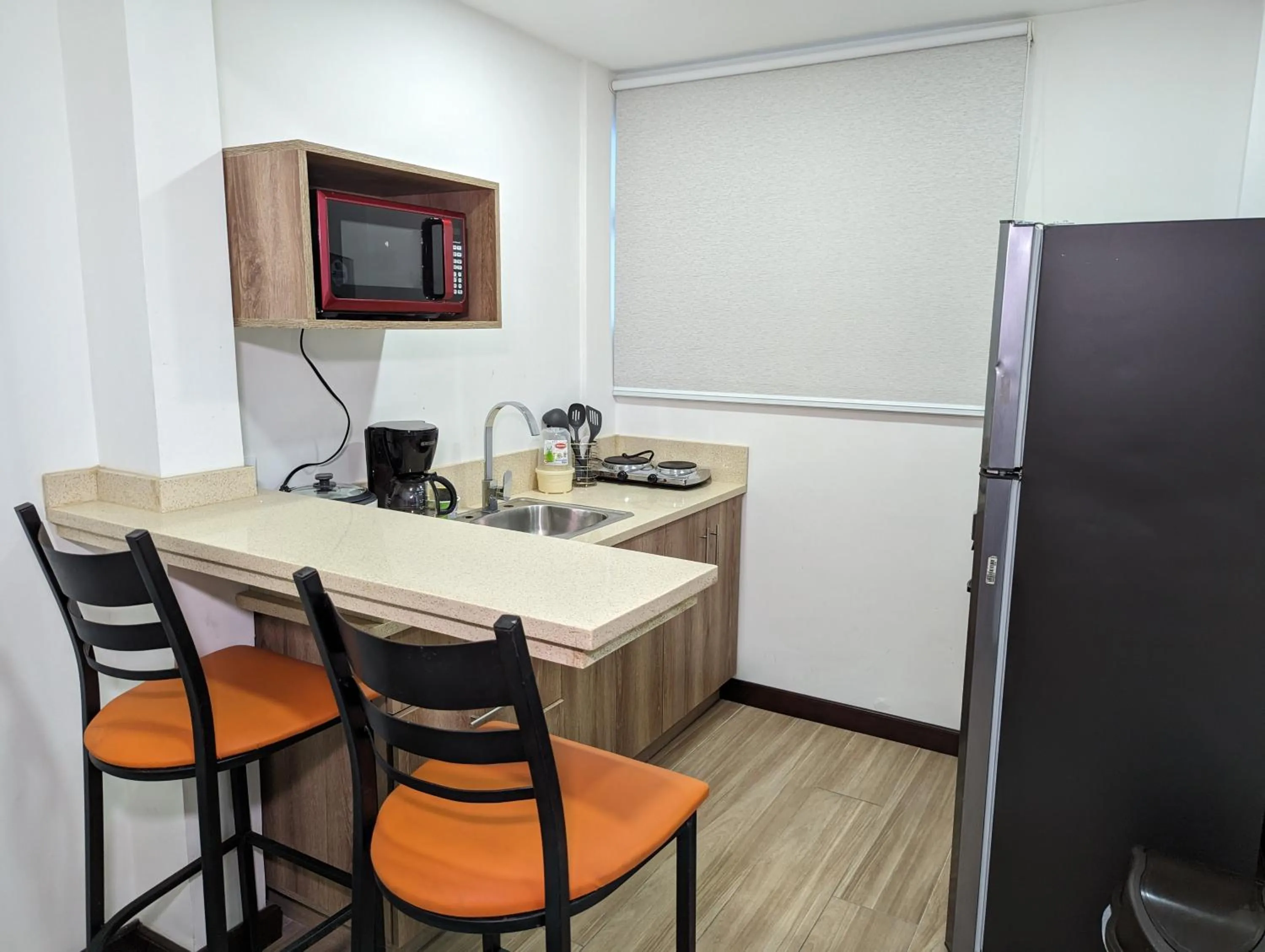 Kitchen or kitchenette in Hotel Cayuga