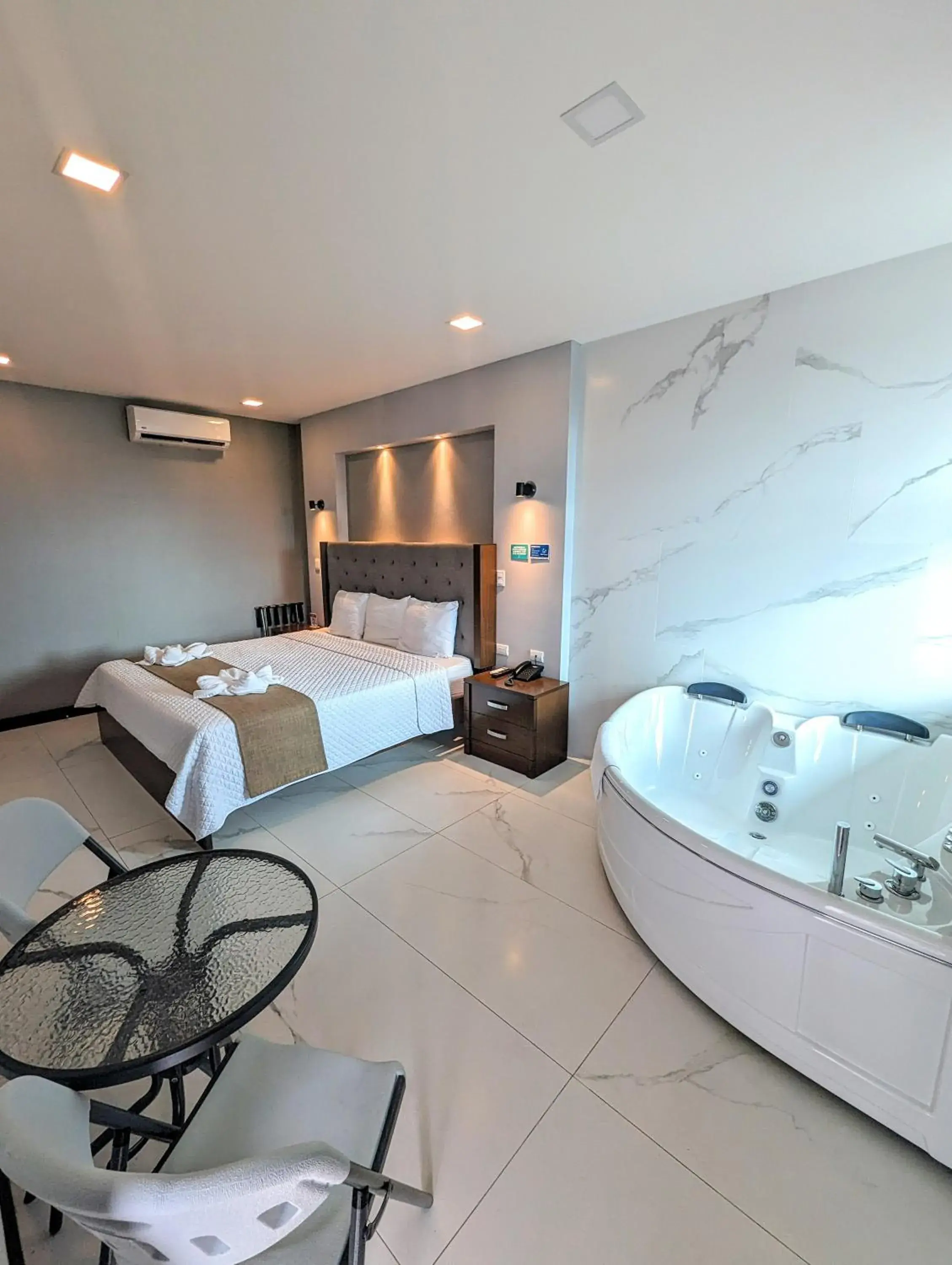 Suite with Hot Tub in Hotel Cayuga Suite with Hot Tub in Hotel Cayuga