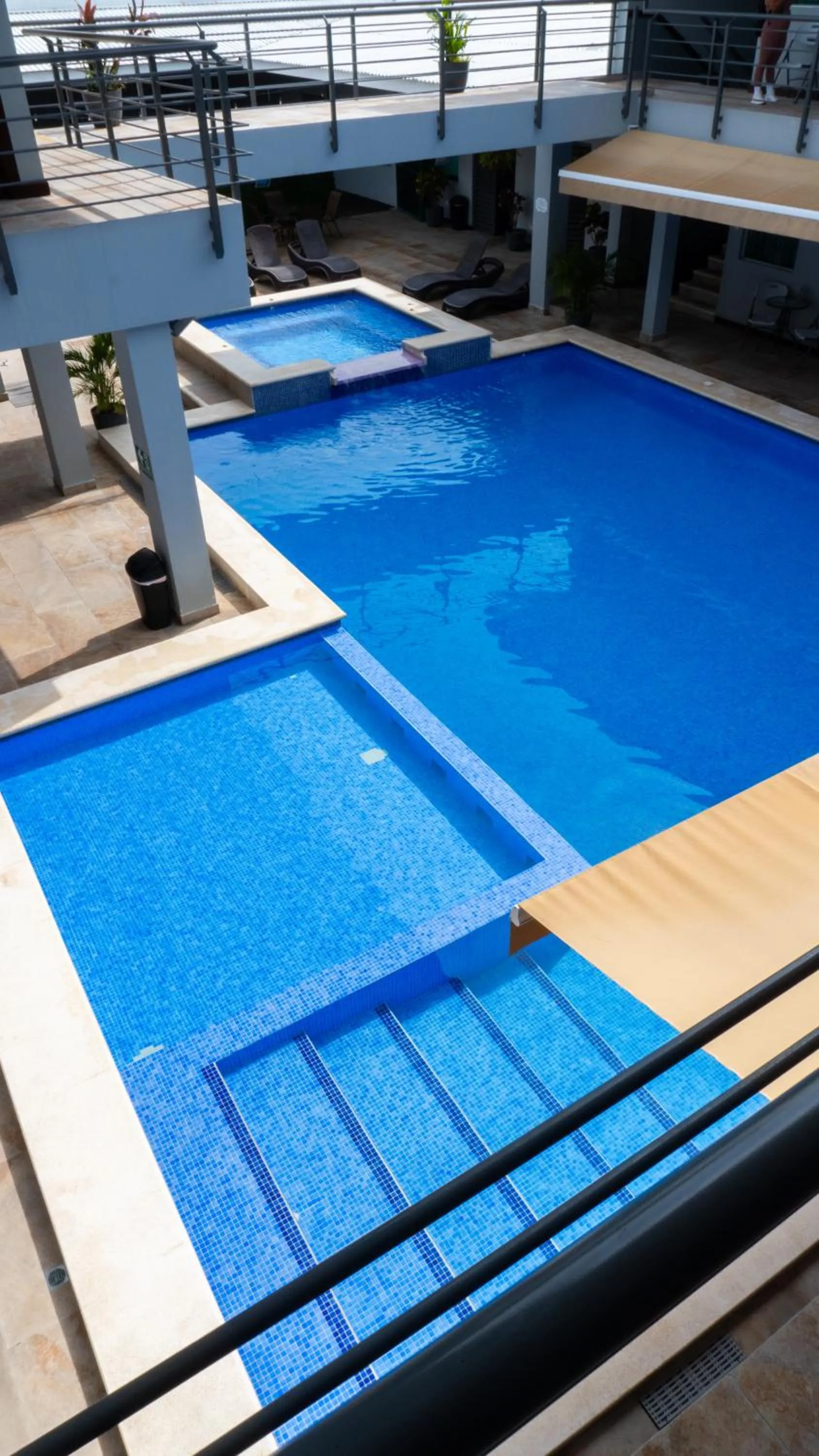 Swimming pool in Hotel Cayuga