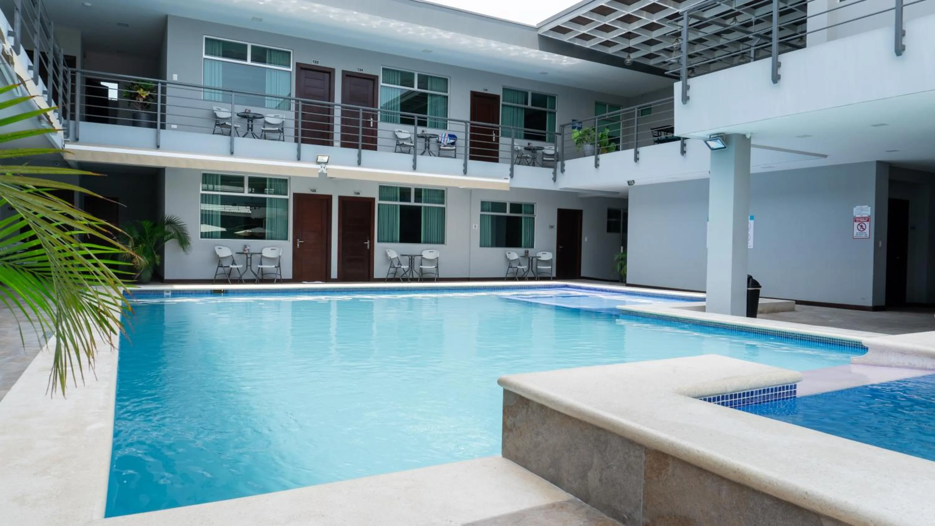 Swimming pool in Hotel Cayuga