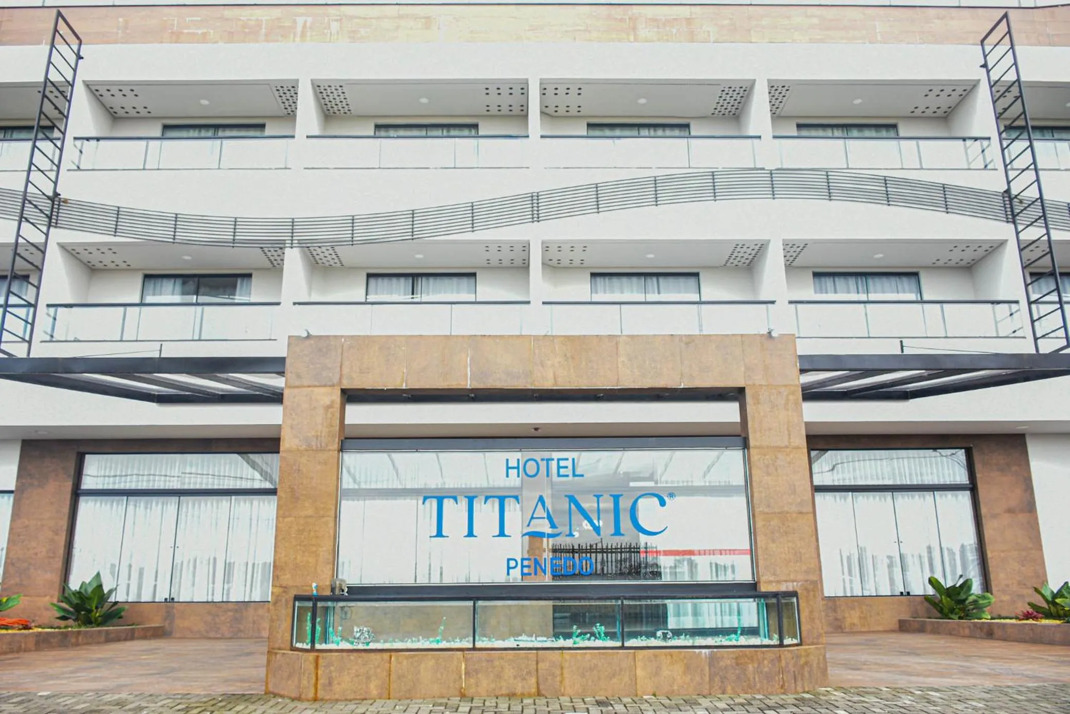 Facade/entrance in Hotel Titanic Penedo