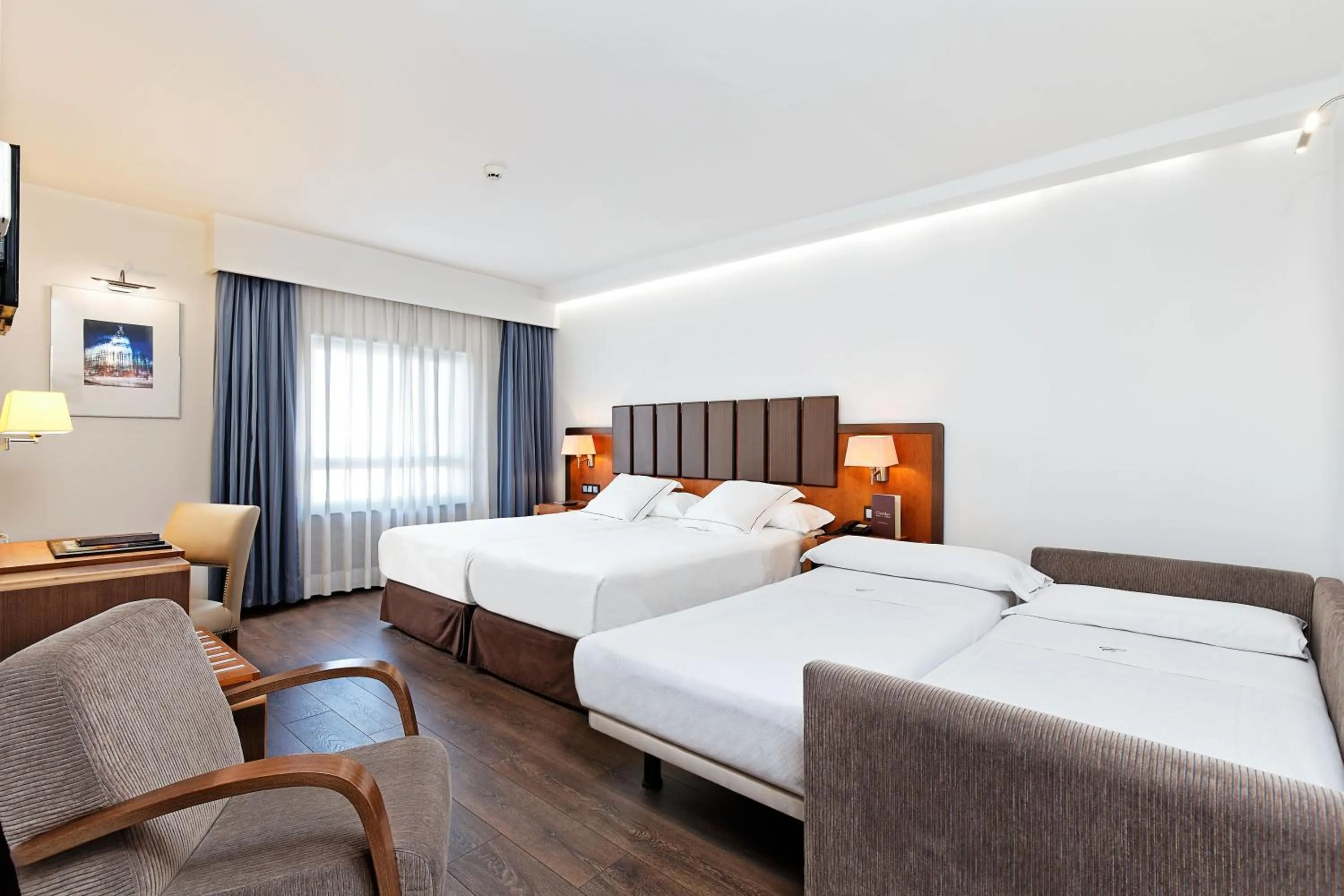 Photo of the whole room, Bed in Claridge Madrid