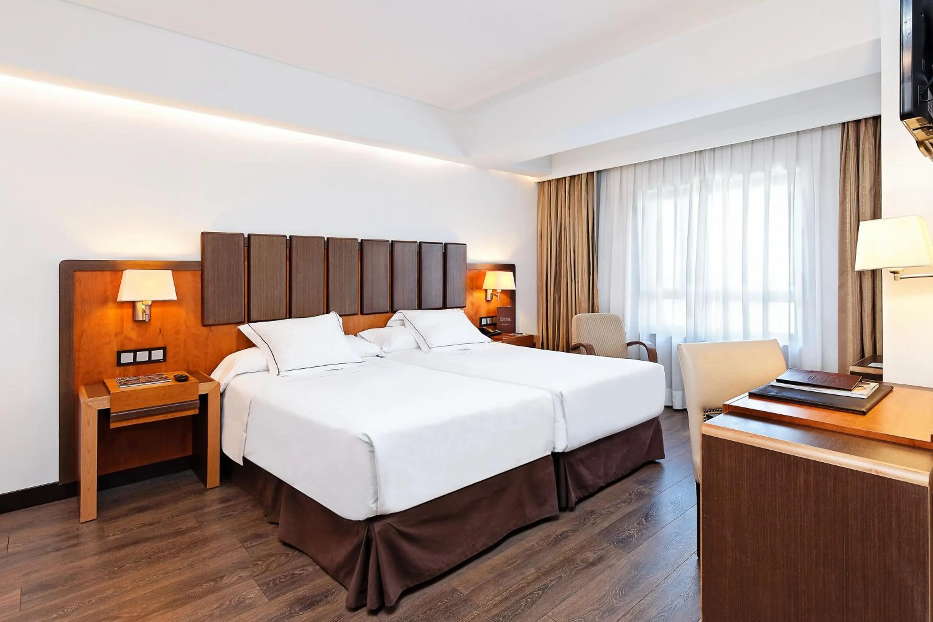 Photo of the whole room, Bed in Claridge Madrid