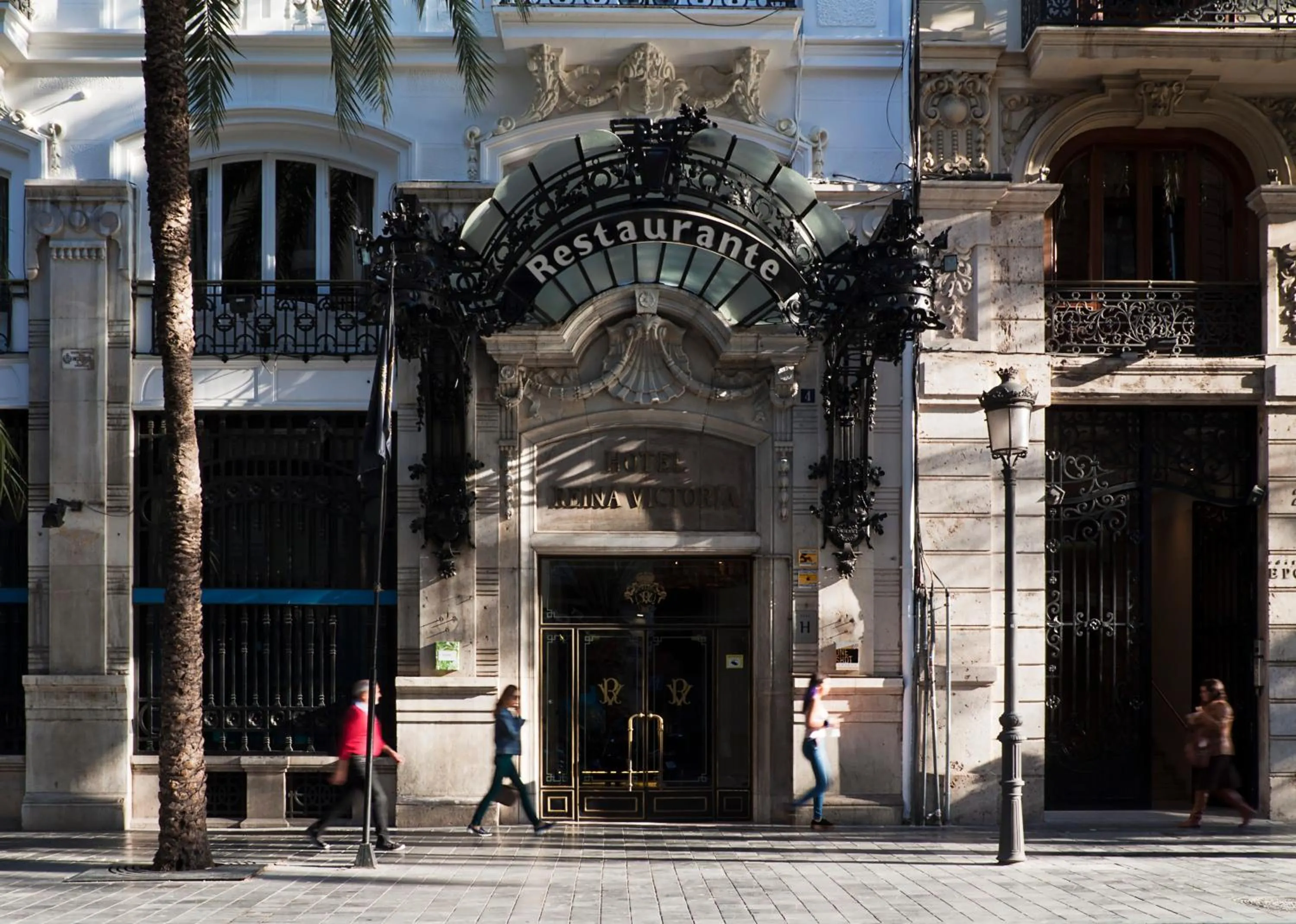 Facade/entrance in One Shot Reina Victoria