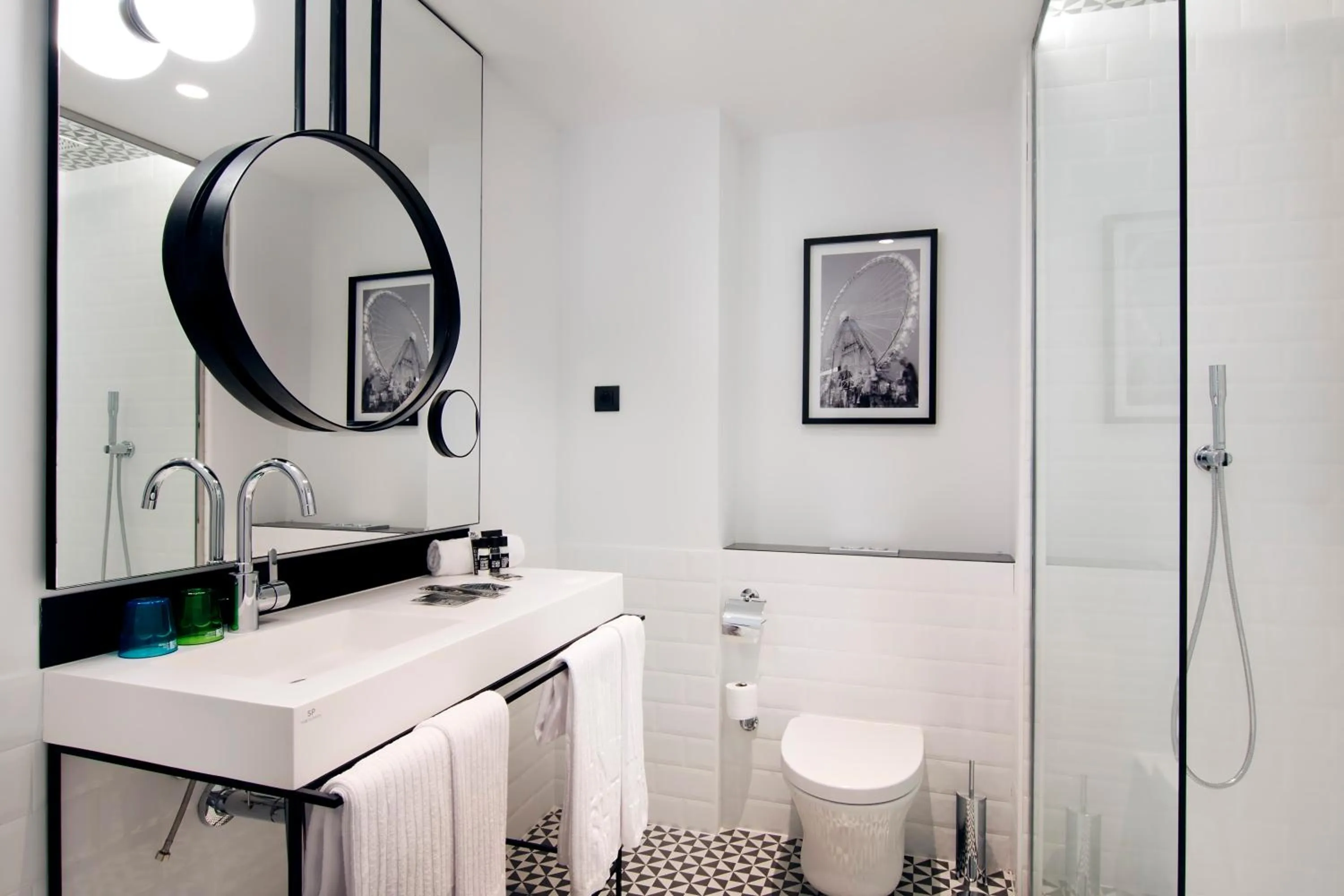 Bathroom in One Shot Reina Victoria