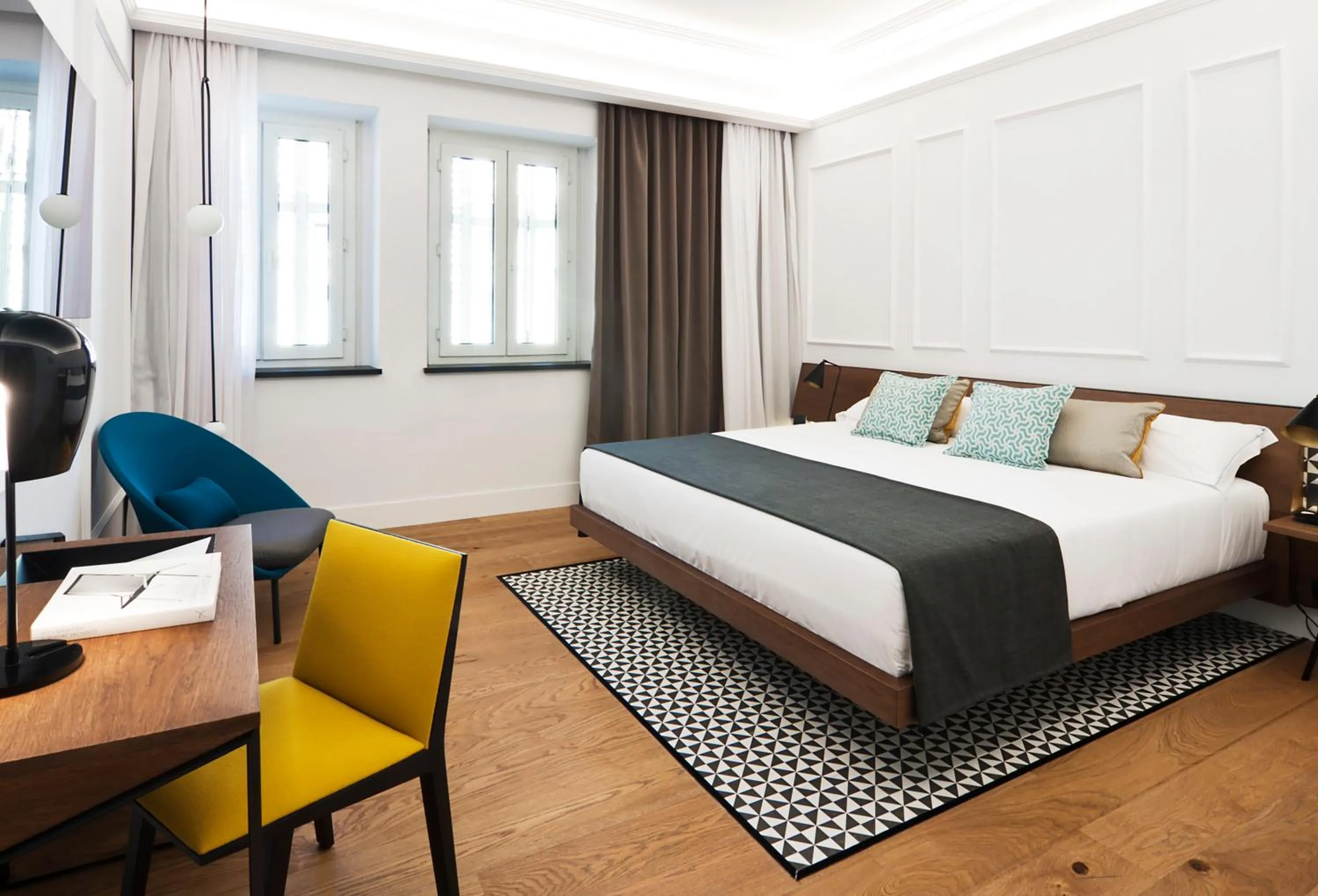 Photo of the whole room, Bed in One Shot Reina Victoria