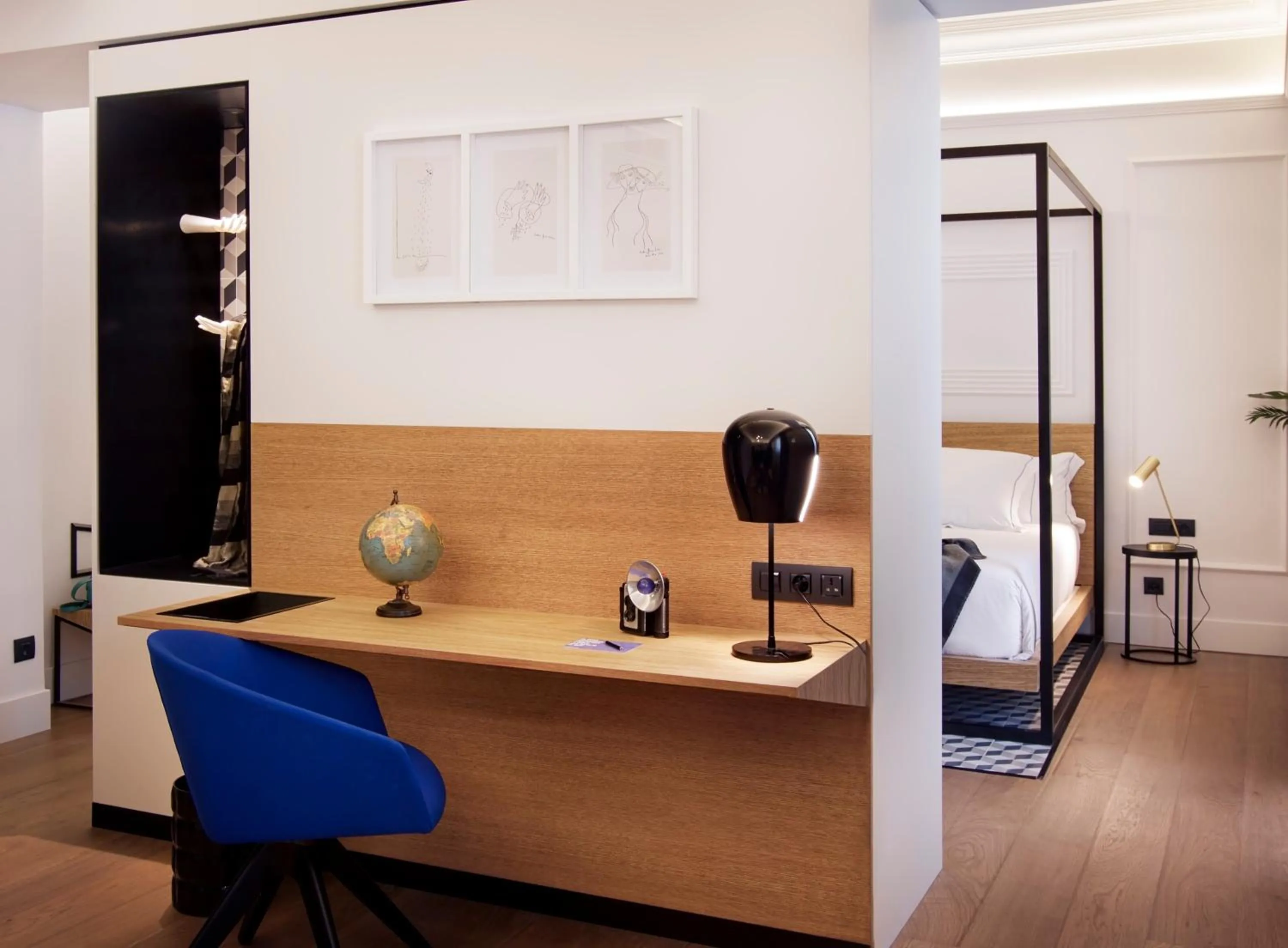 Decorative detail in One Shot Reina Victoria