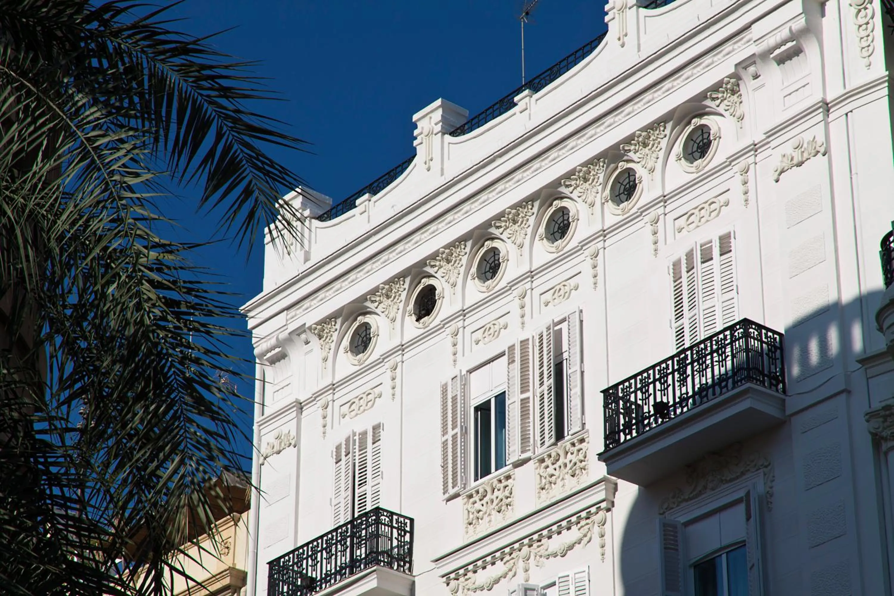 Facade/entrance in One Shot Reina Victoria