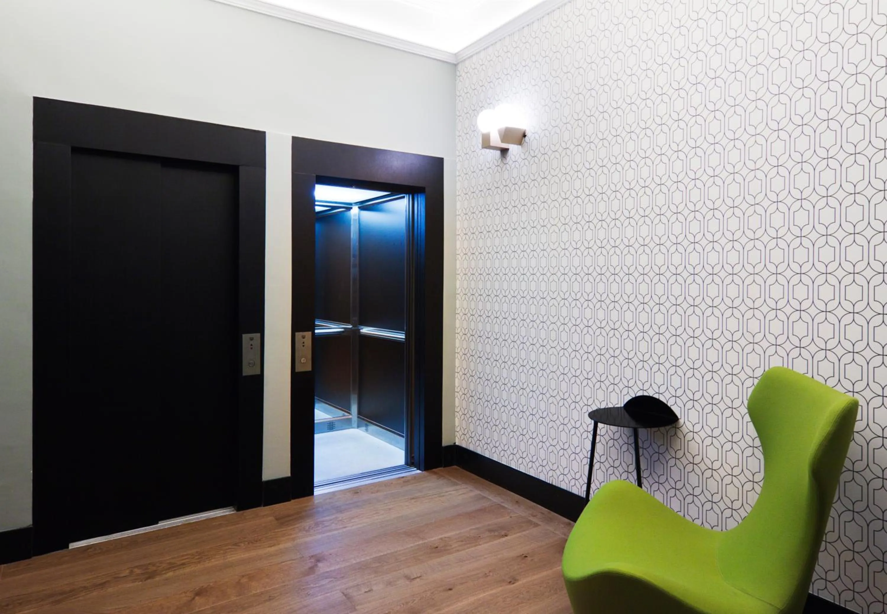 Property building in One Shot Reina Victoria