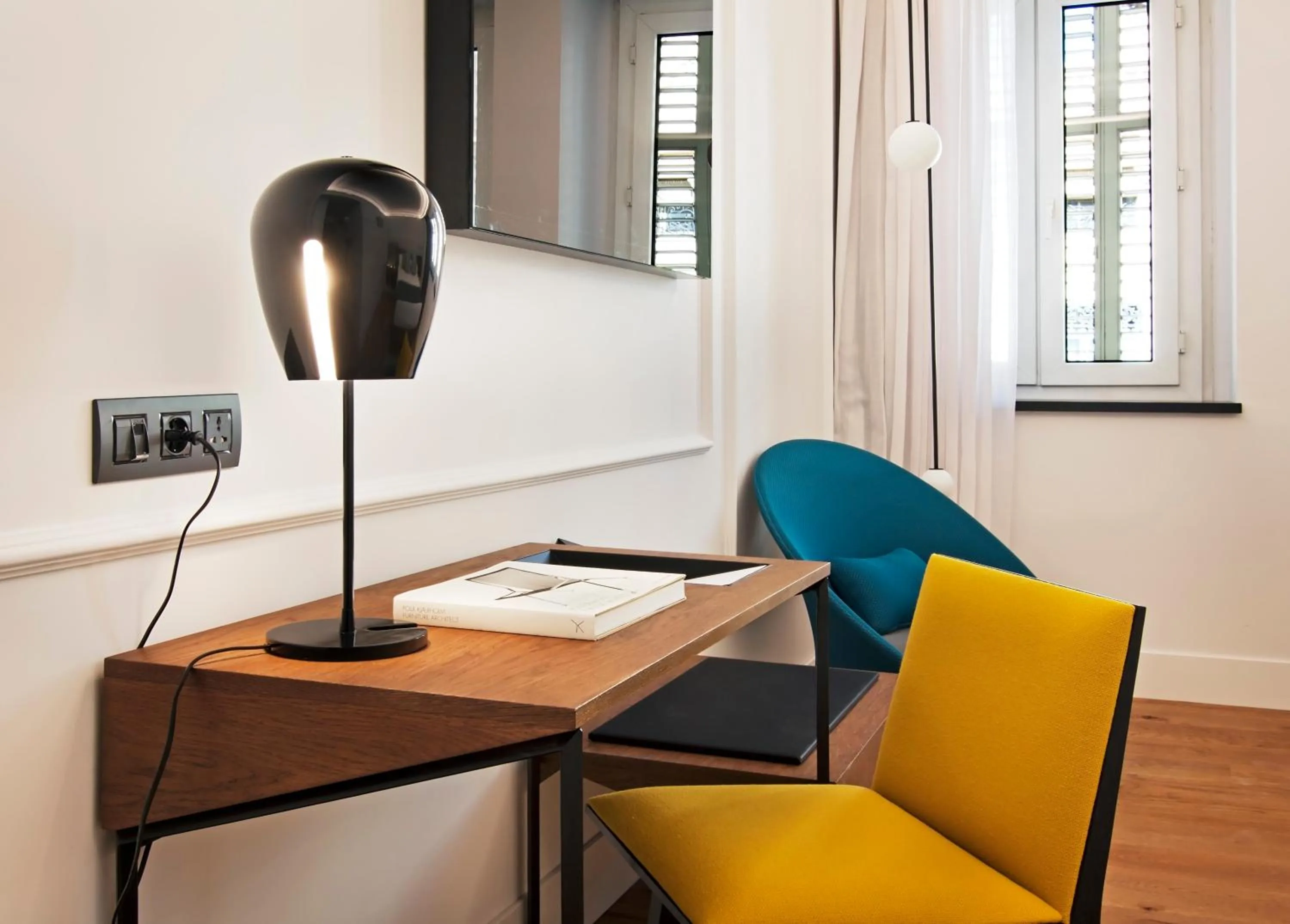 Decorative detail in One Shot Reina Victoria