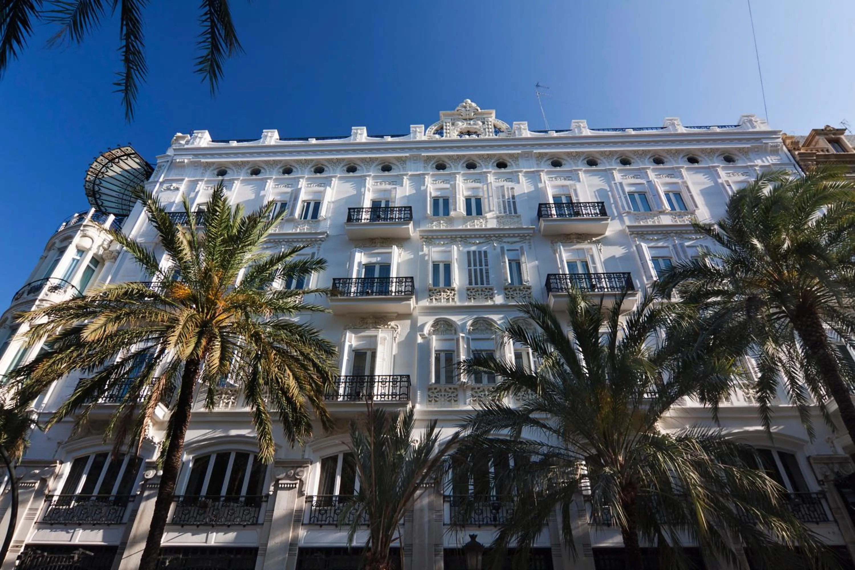 Facade/entrance in One Shot Reina Victoria